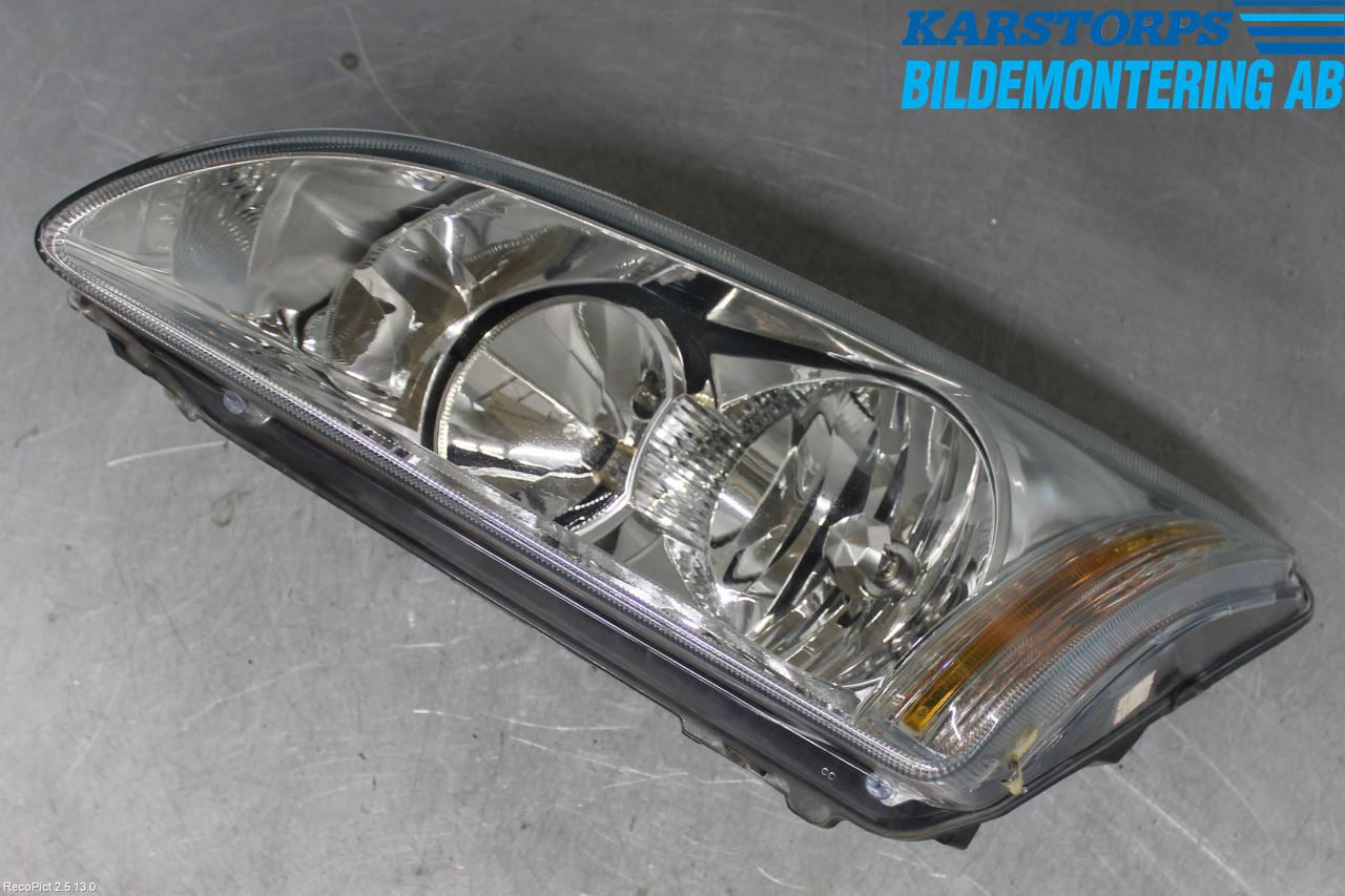Ford FOCUS     04-07 Frontlykt Venstre