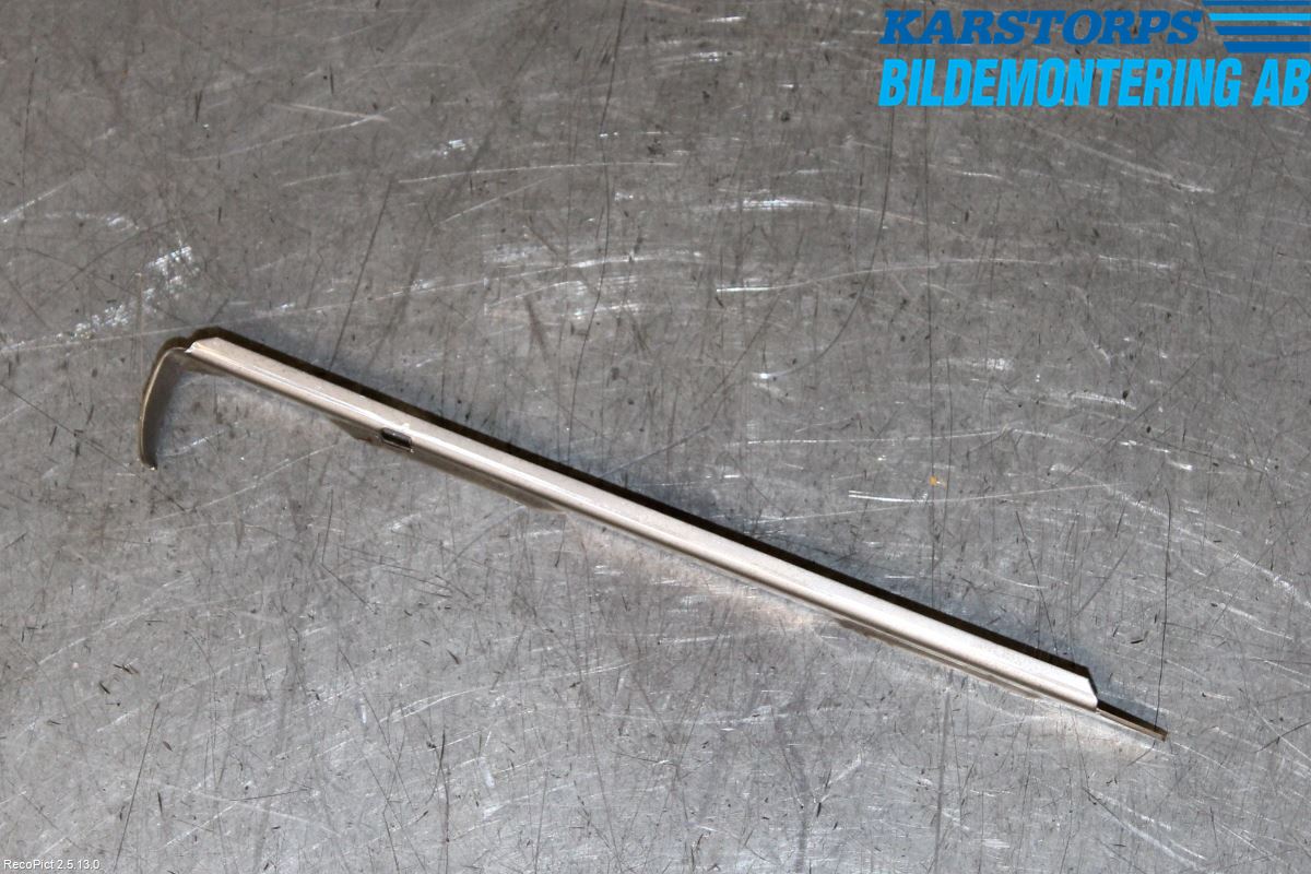 Volvo XC70 08-13 Frontlykt Holder-Feste