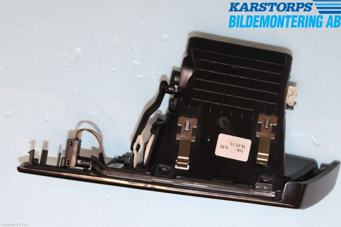Mercedes-Benz MB E-KLASS (W212) 09-16 Dashbord Kanal - Dyse