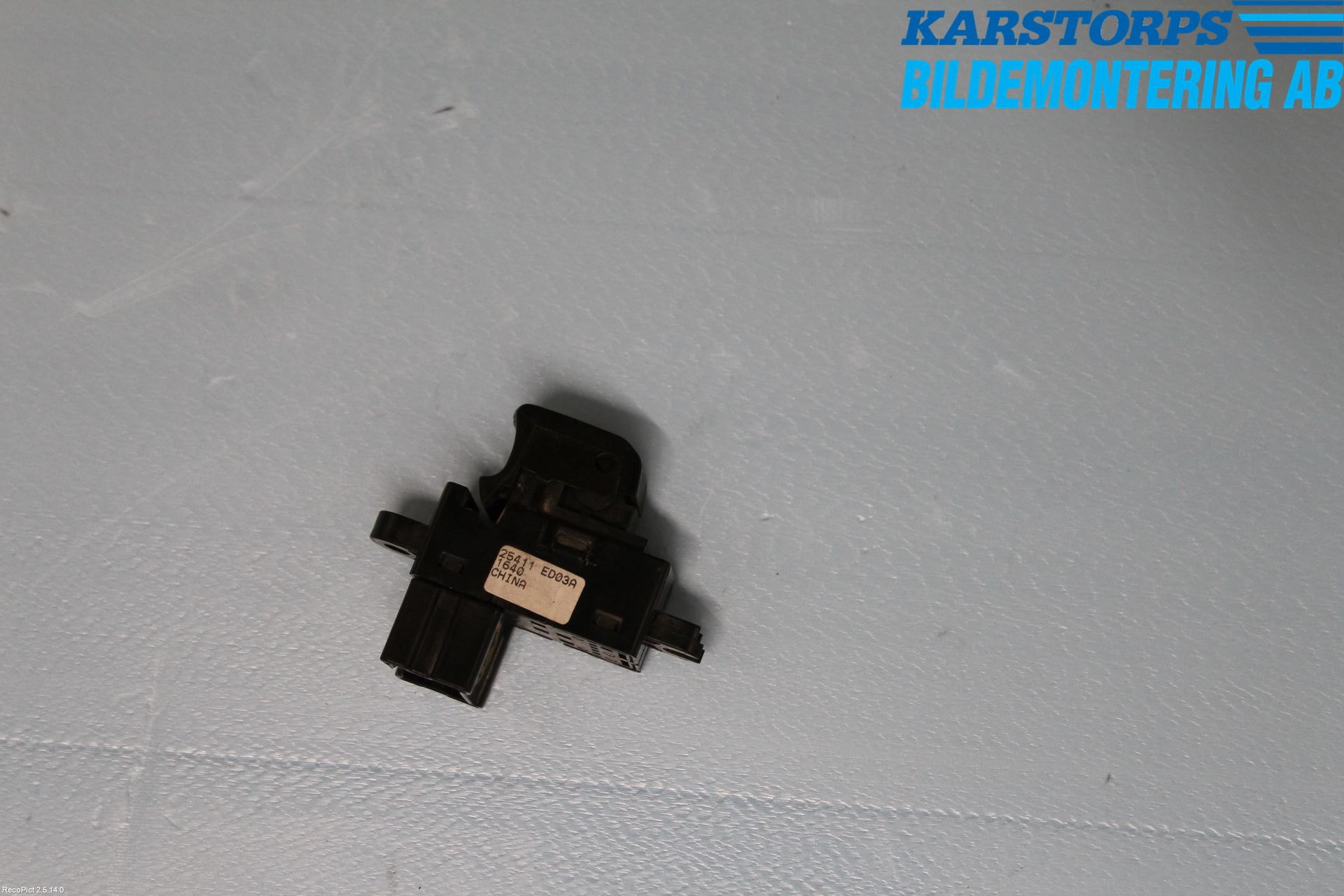 Nissan NAVARA 05-16 Bryter Vindusheis