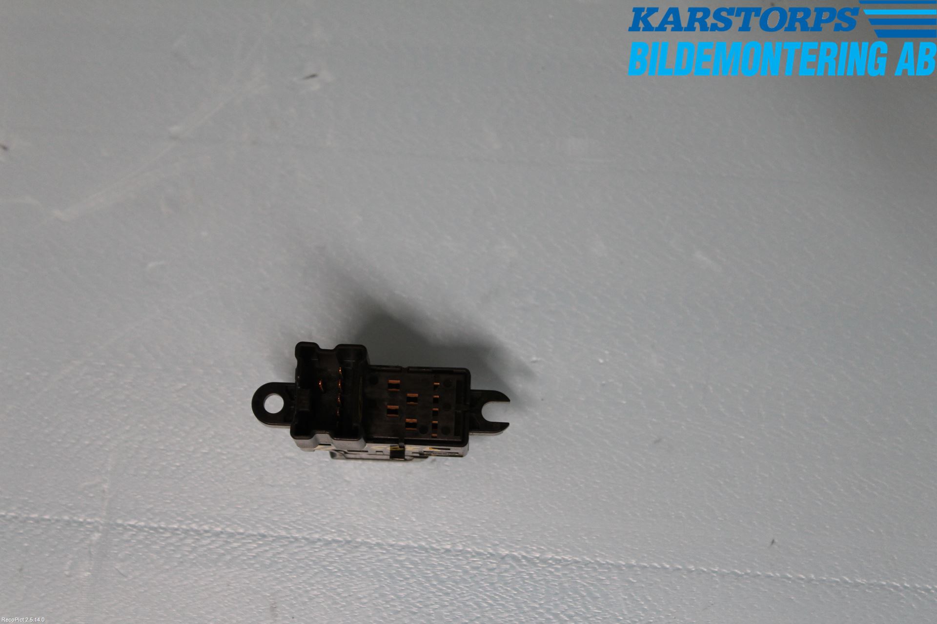 Nissan NAVARA 05-16 Bryter Vindusheis