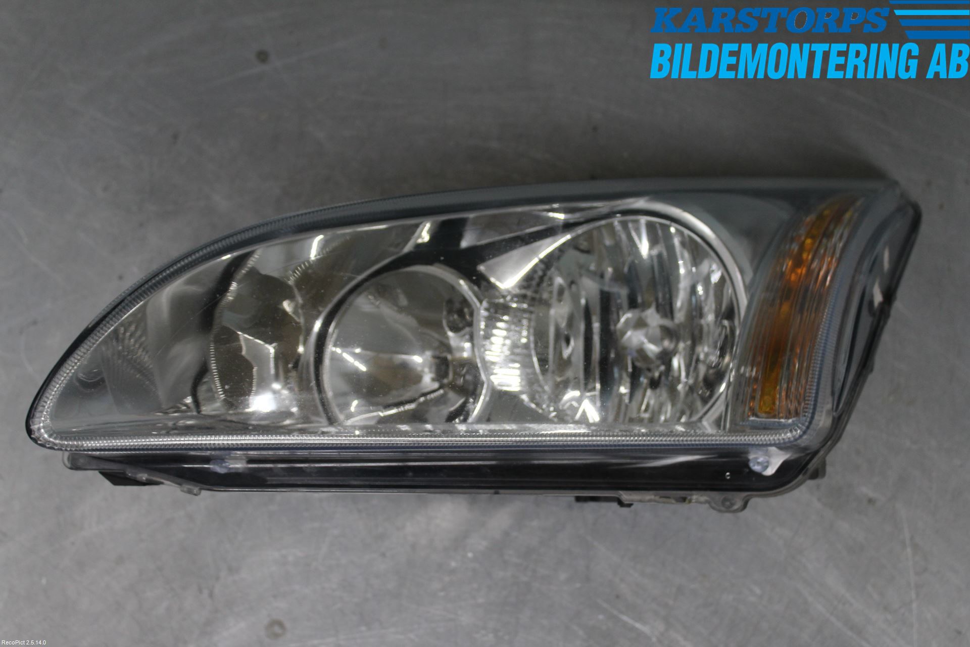 Ford FOCUS     04-07 Frontlykt Venstre