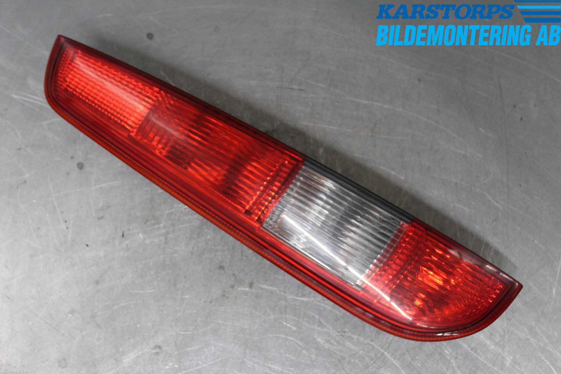 Ford FOCUS     04-07 Baklykt Venstre