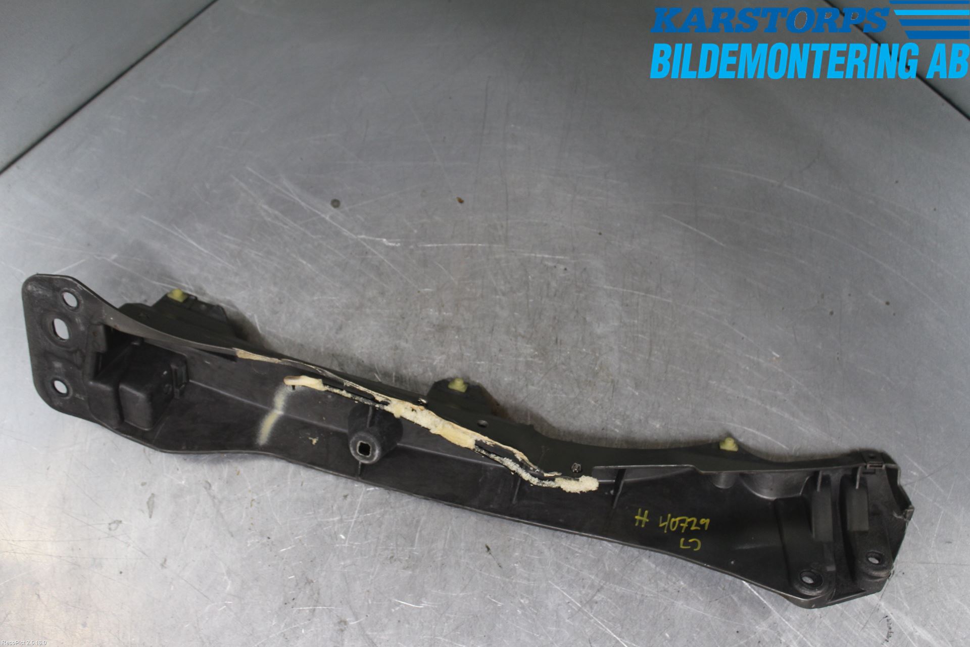 Renault CLIO III  09-12 Fenderfeste Foran Høy