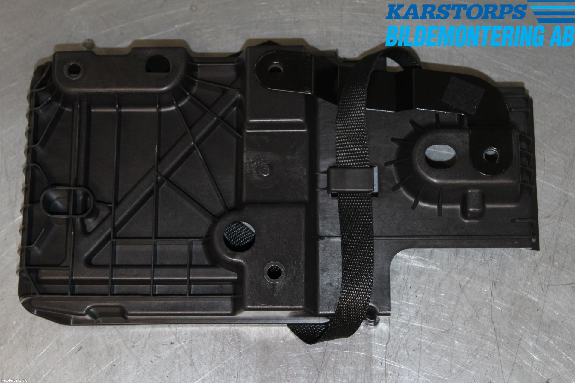 Volvo V90 17->> Batterikasse - Feste - Holder