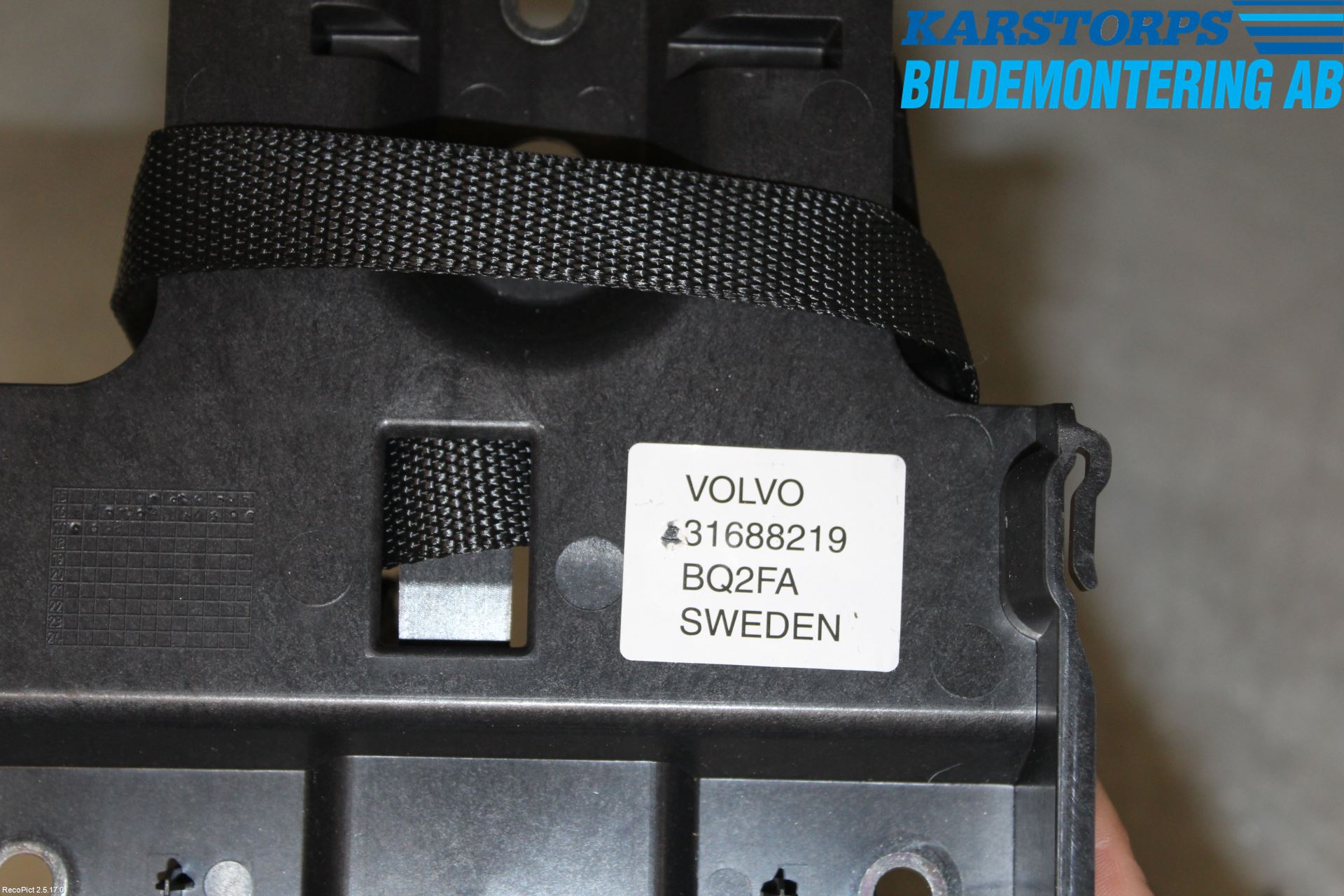 Volvo V90 17->> Batterikasse - Feste - Holder