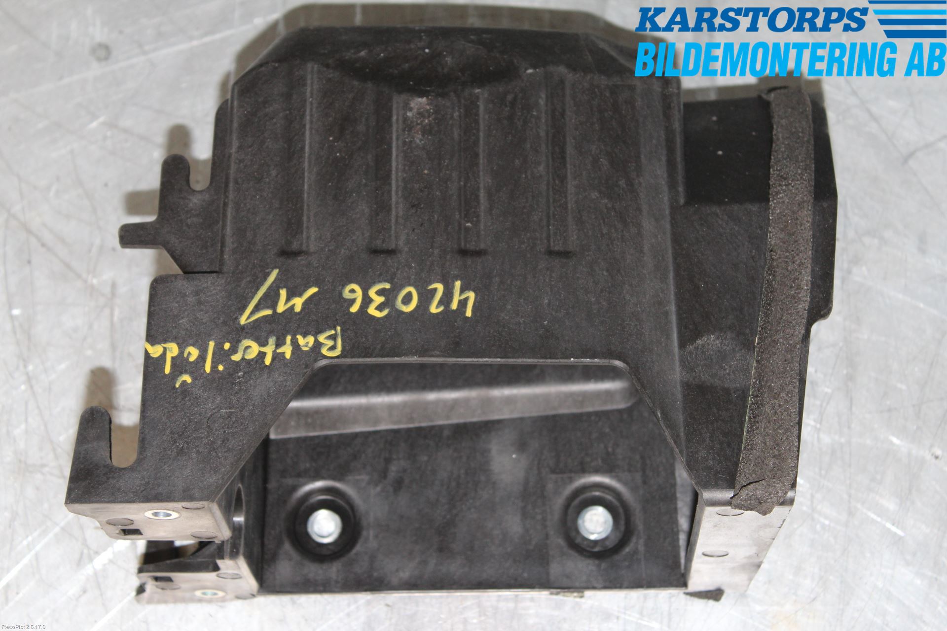 Volvo V90 17->> Batterikasse - Feste - Holder