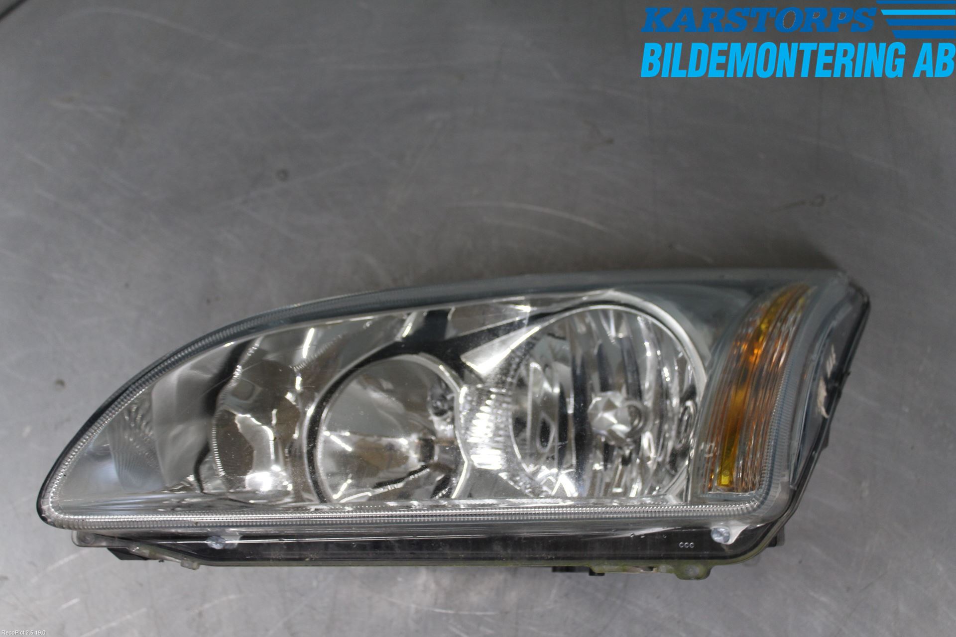 Ford FOCUS     04-07 Frontlykt Venstre