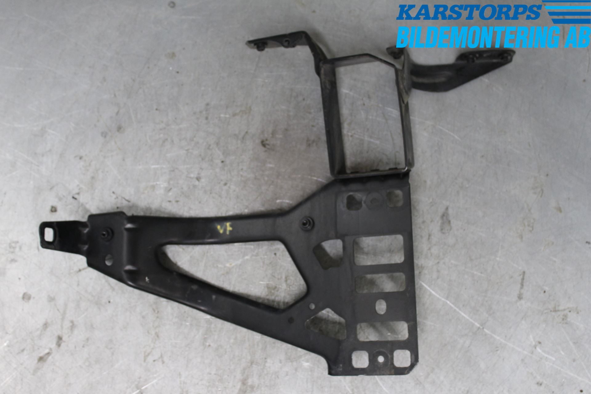 BMW 5 E60/61 Sed/Tou 02-10 Støtfangerfeste Foran Venstre