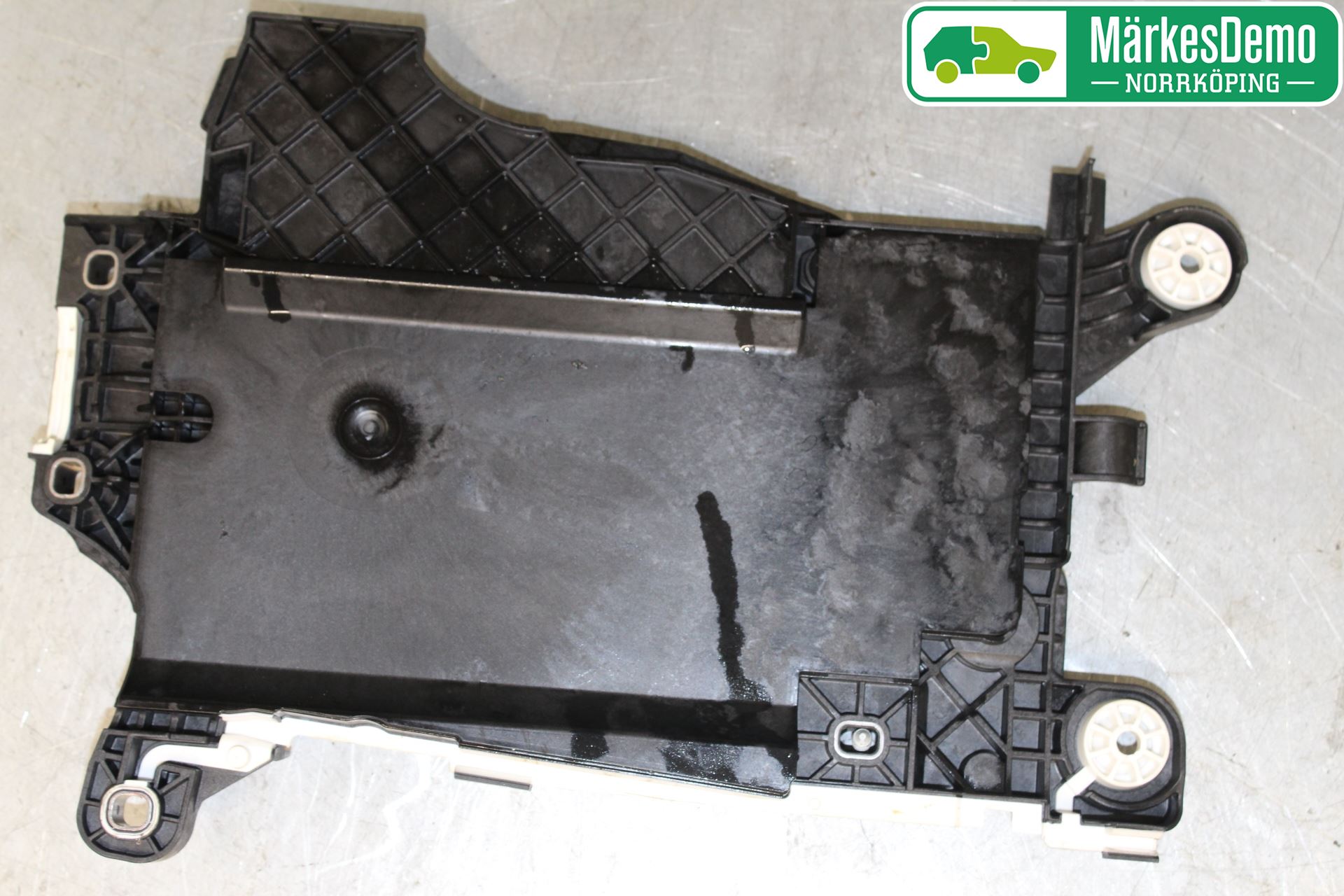 BMW 2 F46 GRAN TOURER 15-22 Batterikasse - Feste - Holder