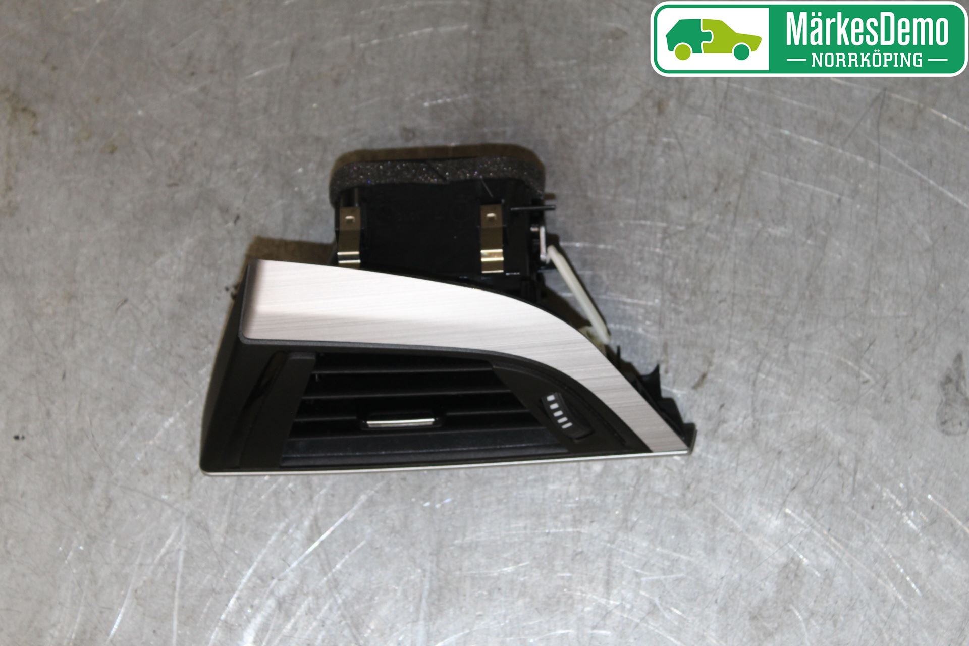 BMW 1 F20/F21 11-19 Dashbord Kanal - Dyse