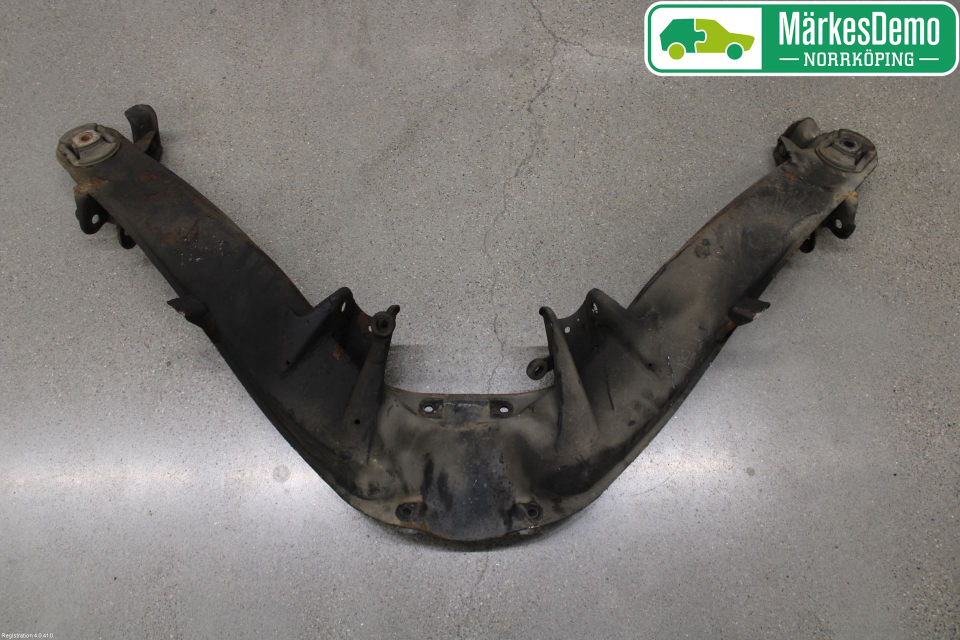 Mercedes-Benz MB 200-300  (W123) 76-86 Bakaksel Feste Travers-Ramme