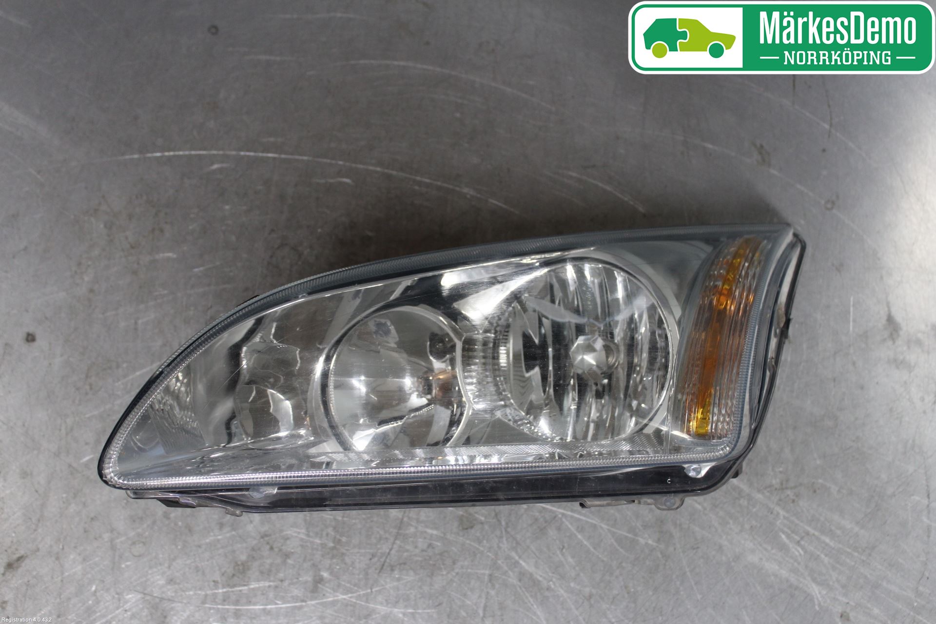 Ford FOCUS     04-07 Frontlykt Venstre