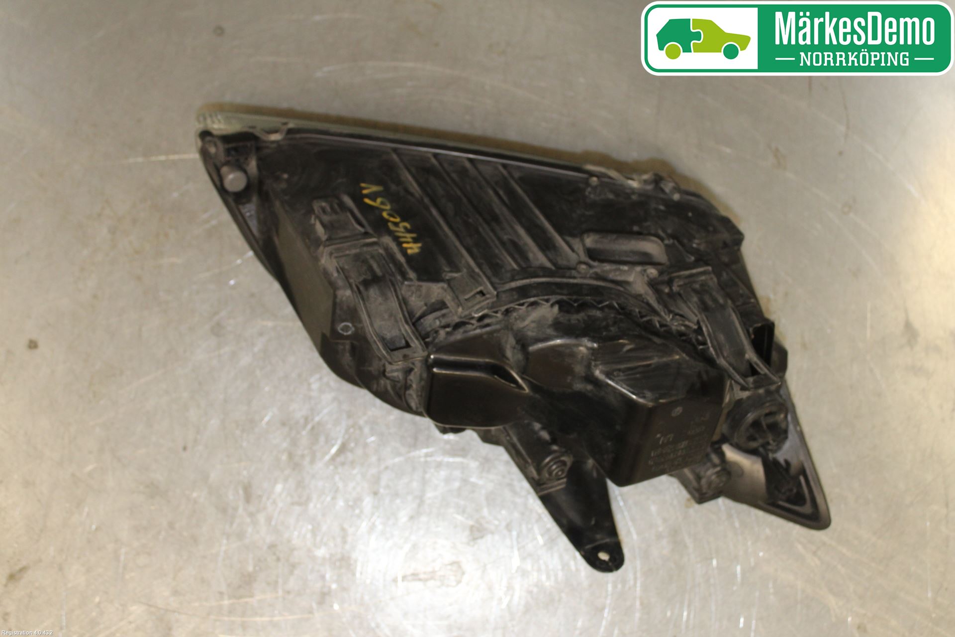 Ford FOCUS     04-07 Frontlykt Venstre