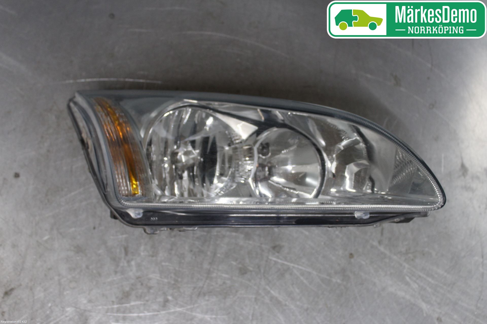 Ford FOCUS     04-07 Frontlykt Høyre