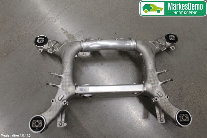 BMW 5 G30/G31/F90 17-23 Bakaksel Feste Travers-Ramme