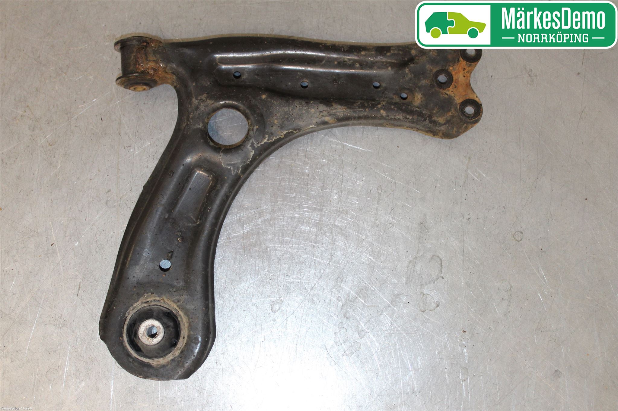 Volkswagen VW POLO 10-17 Bærearm Foran Høyre Nedre