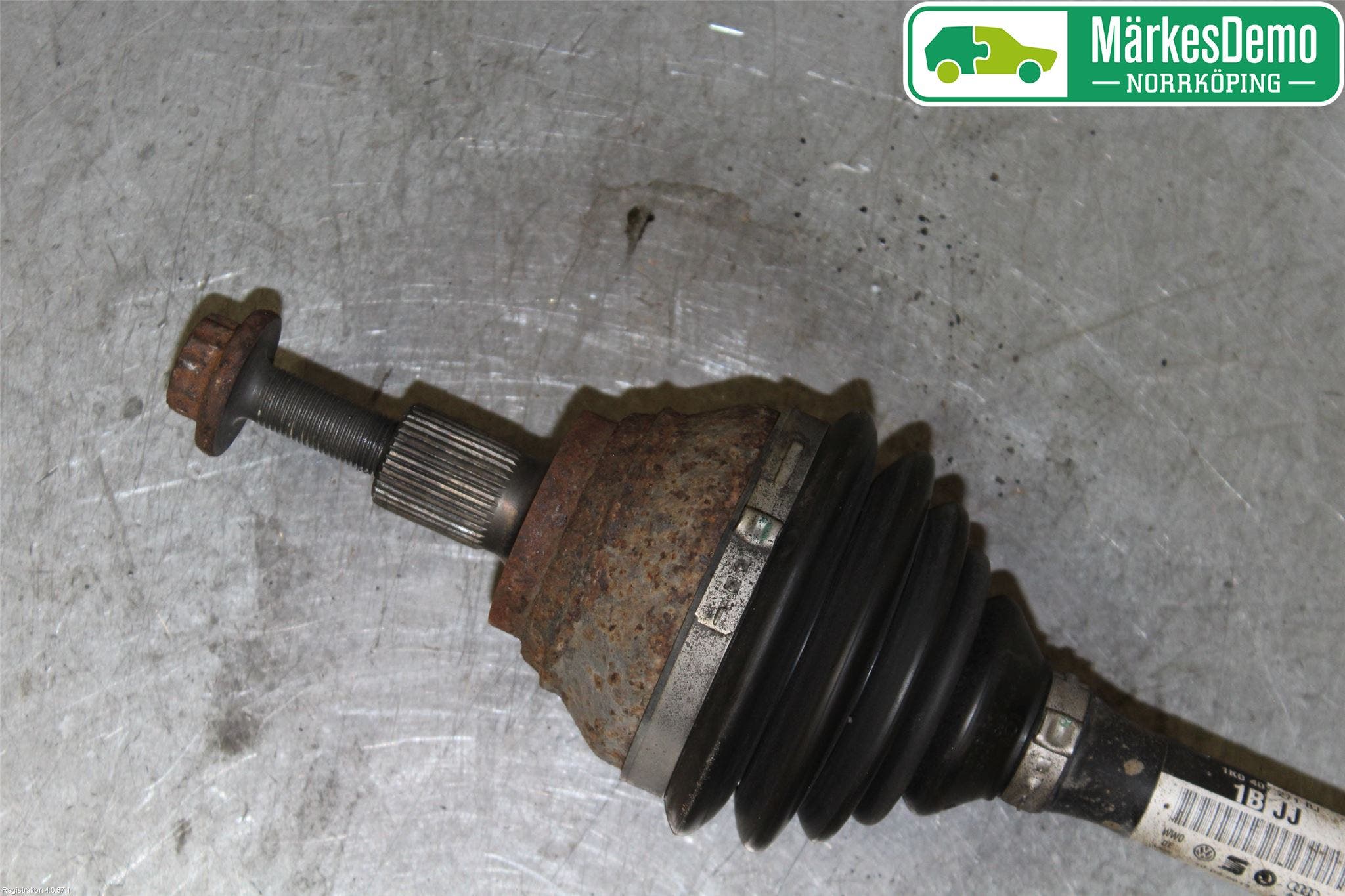 Volkswagen VW PASSAT 11-14 Drivaksel Foran Kompl Venstre