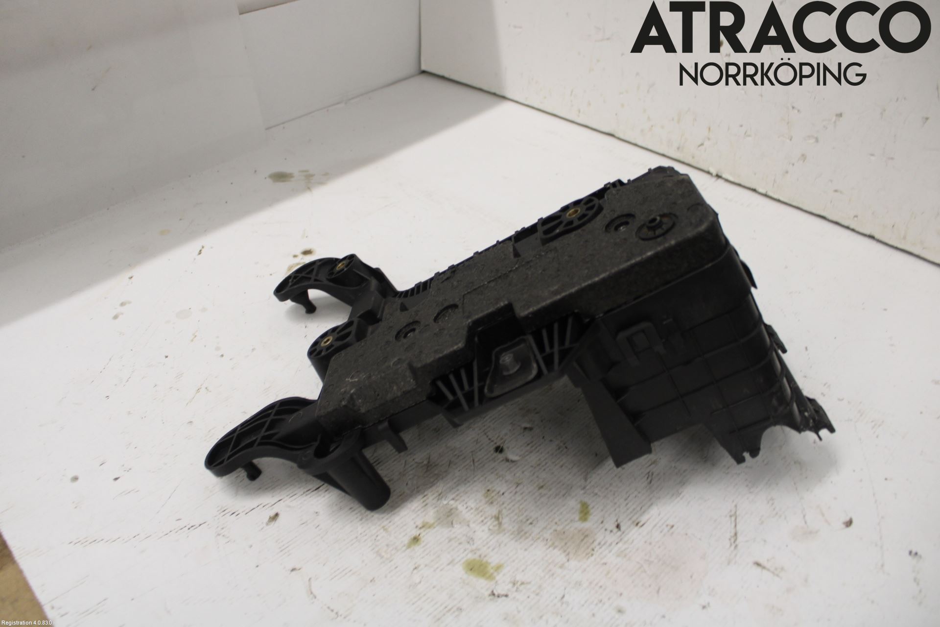 Audi Q3 8U 12-18 Batterikasse - Feste - Holder