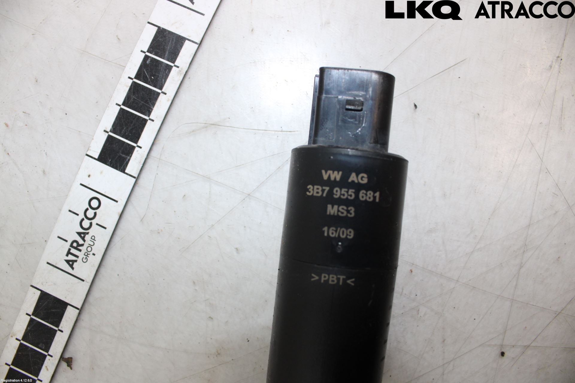 Volkswagen VW CADDY      04-10 Spylerpumpe Frontrute