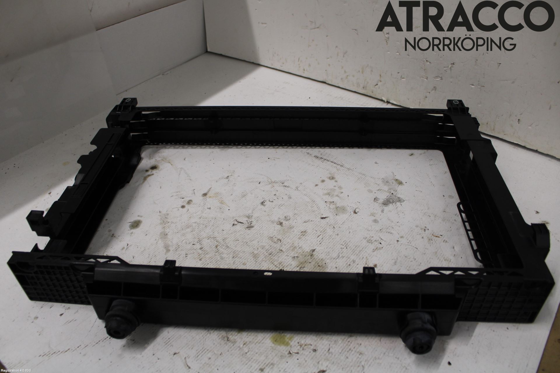Jaguar I-PACE 18- Radiator Feste - Ramme - Bjelk