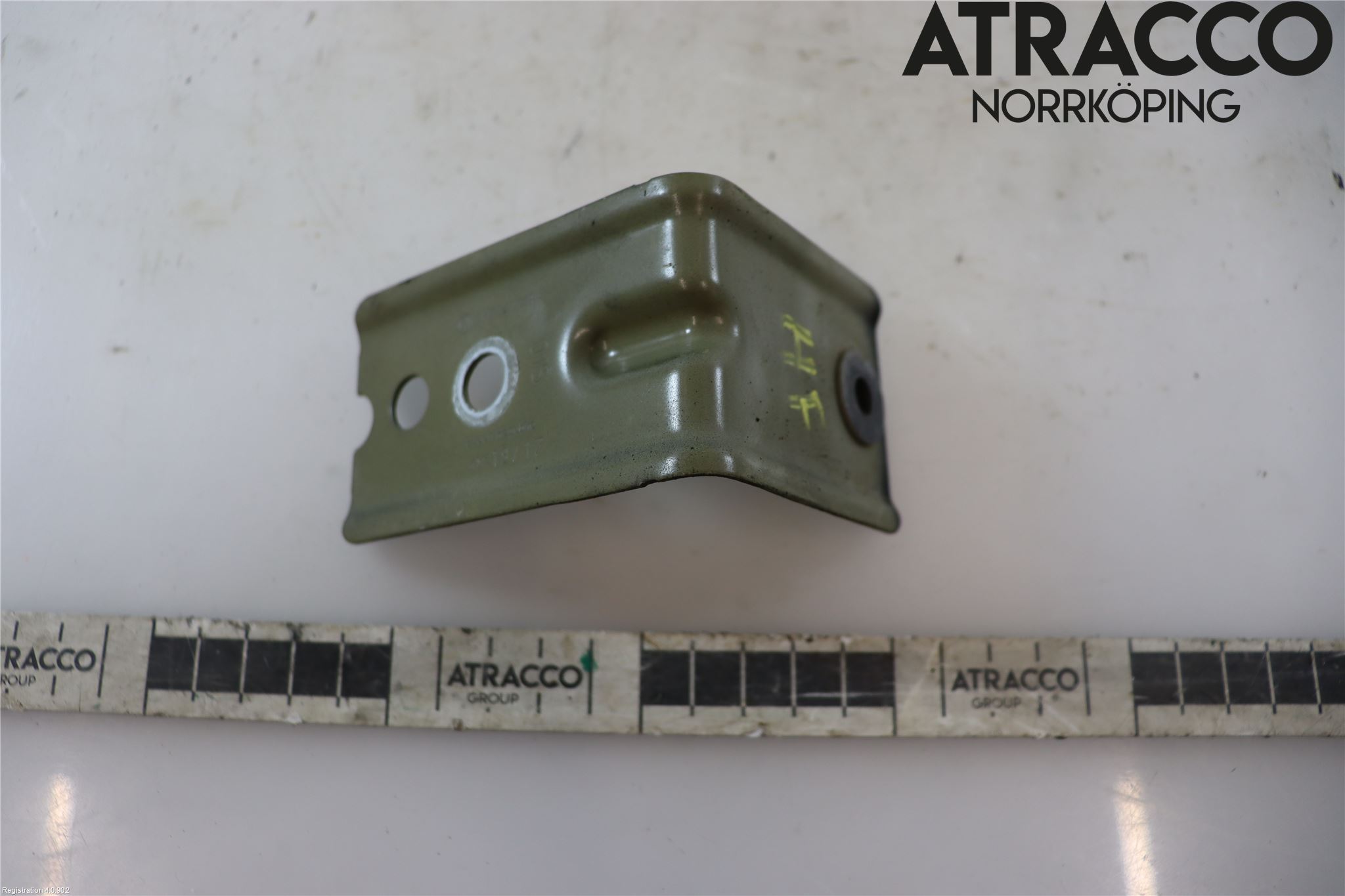Volkswagen VW AMAROK 2H 10-22 Frontskjermfeste Venstre
