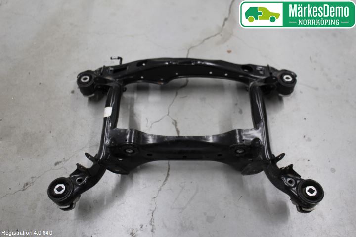 Audi A4/S4 B9 16-19 Bakaksel Feste Travers-Ramme