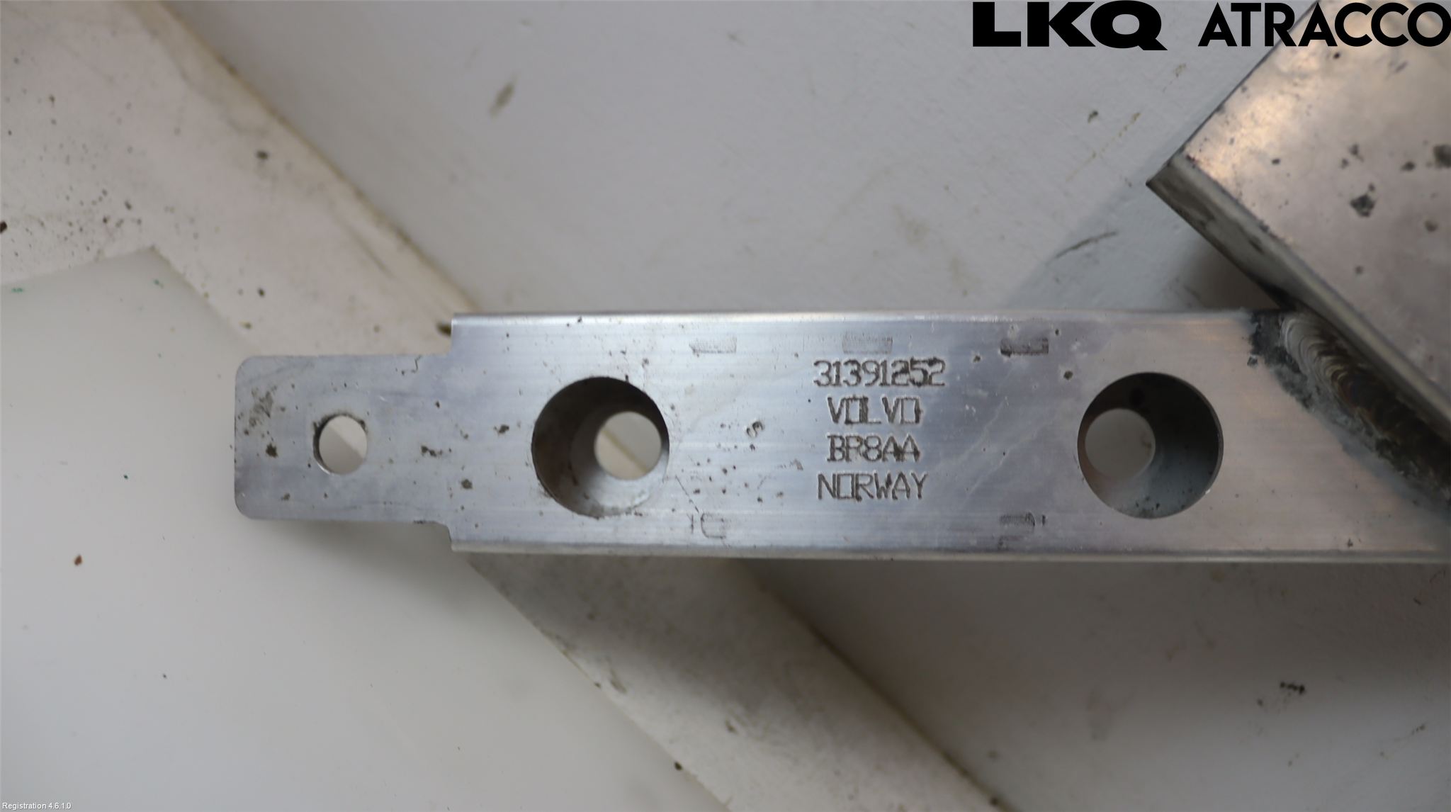 Volvo V90 17->> Radiator Feste - Ramme - Bjelk