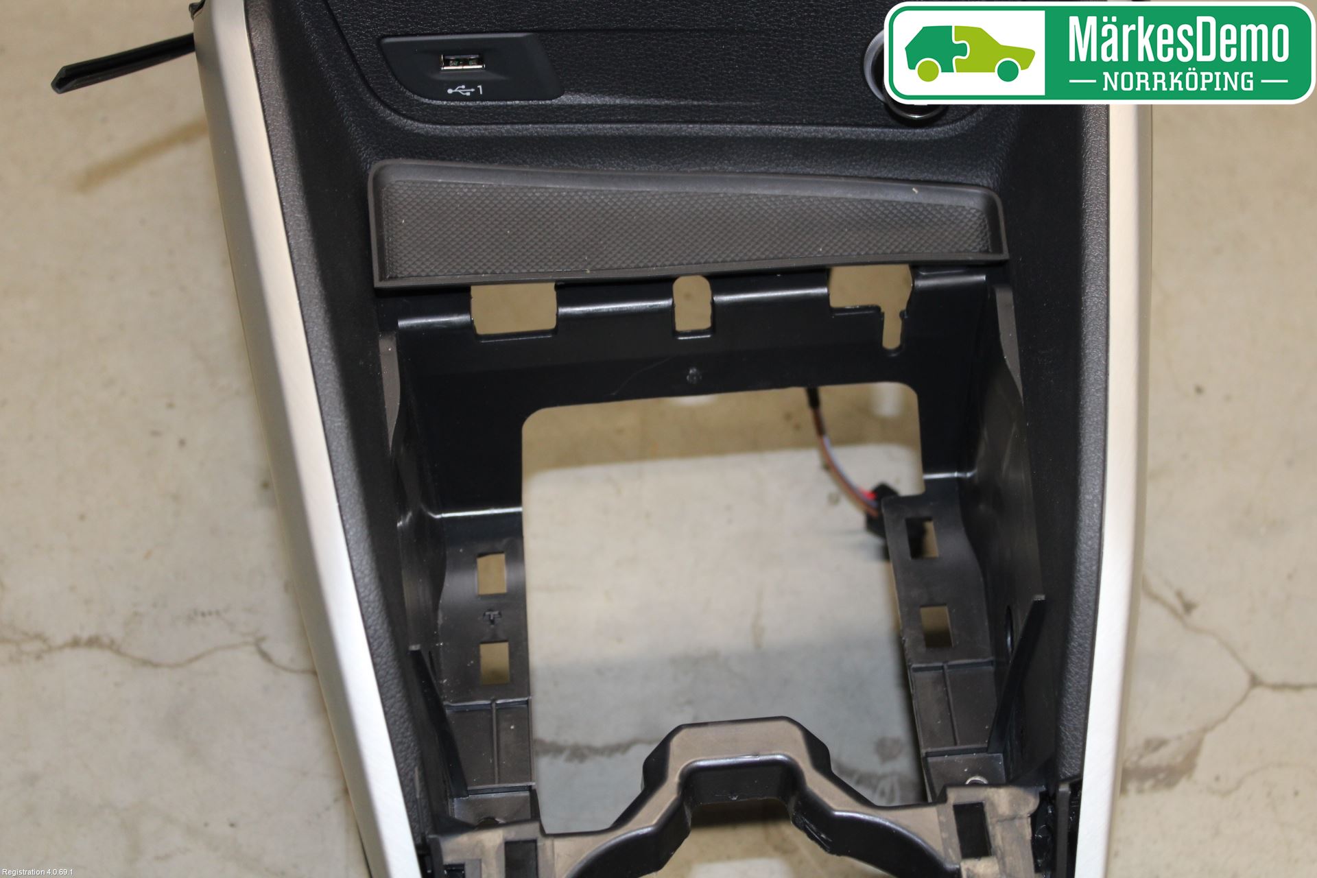 Audi Q2/SQ2 17- Instrumentkonsoll Midt