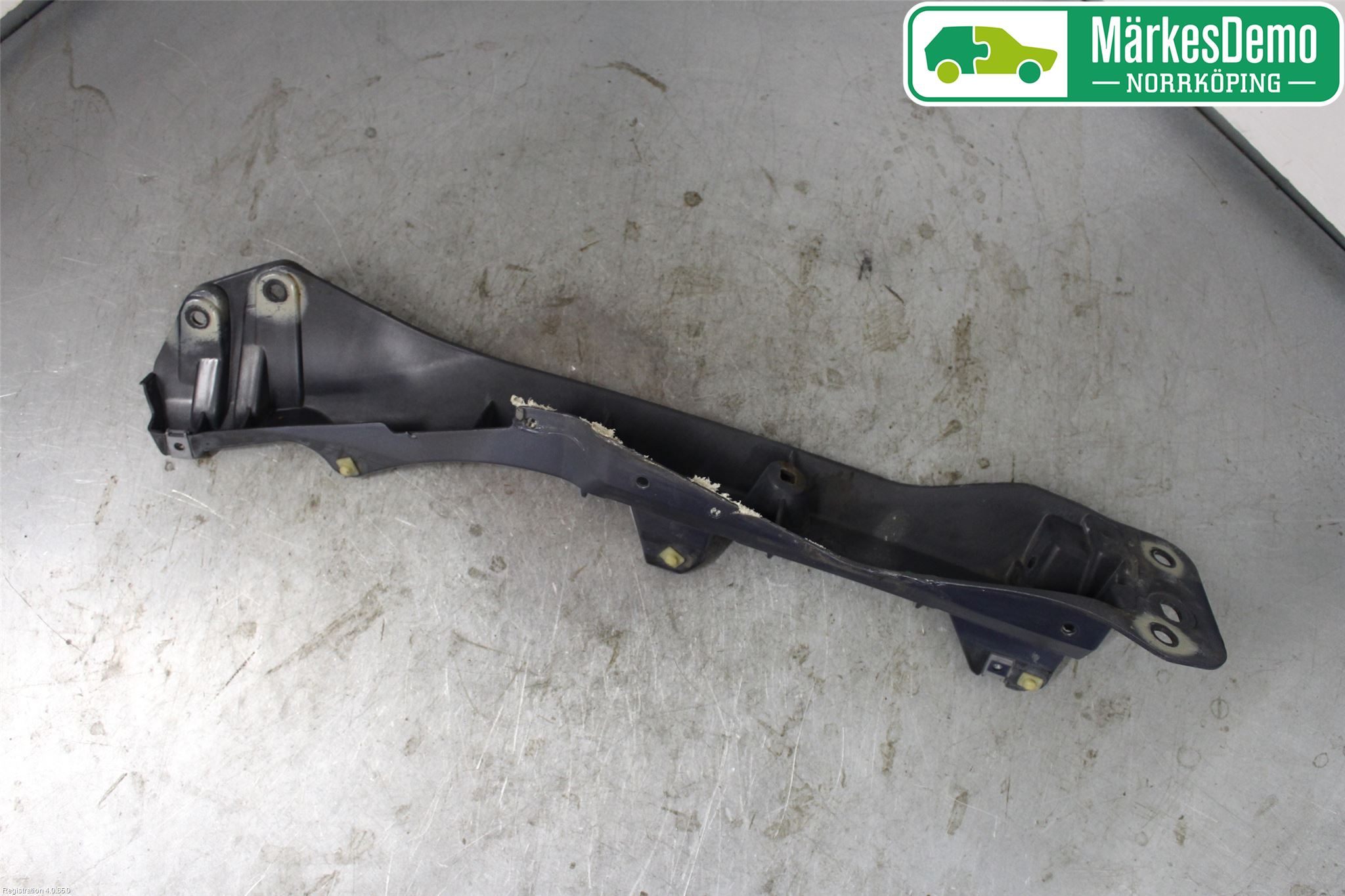 Renault CLIO III  06-09 Fenderfeste Foran Høy
