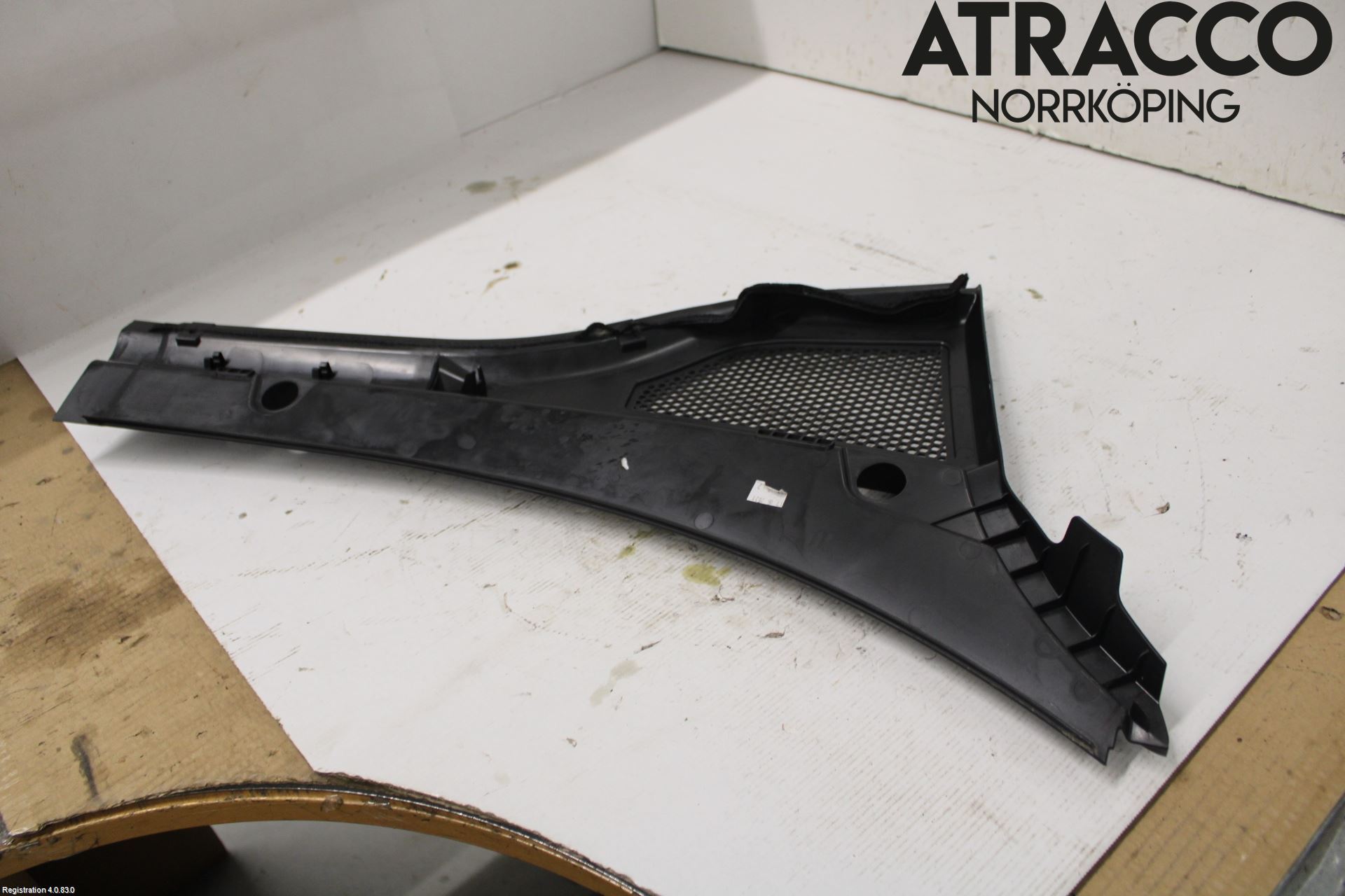 Skoda OCTAVIA (NX) 20- Visker Deksel-Grill-Under Frr