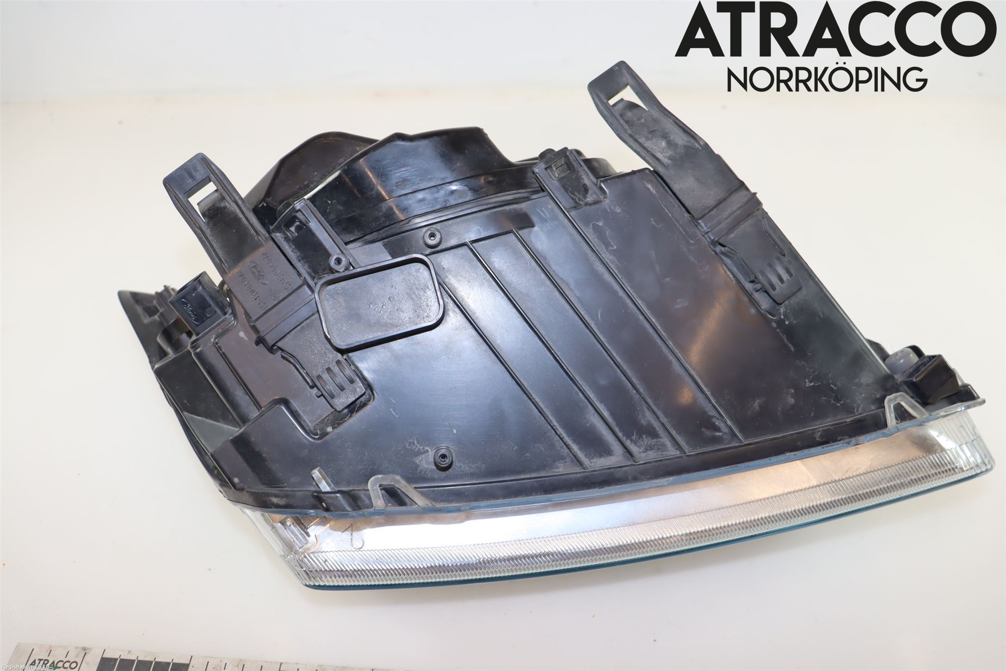 Ford FOCUS     04-07 Frontlykt Venstre