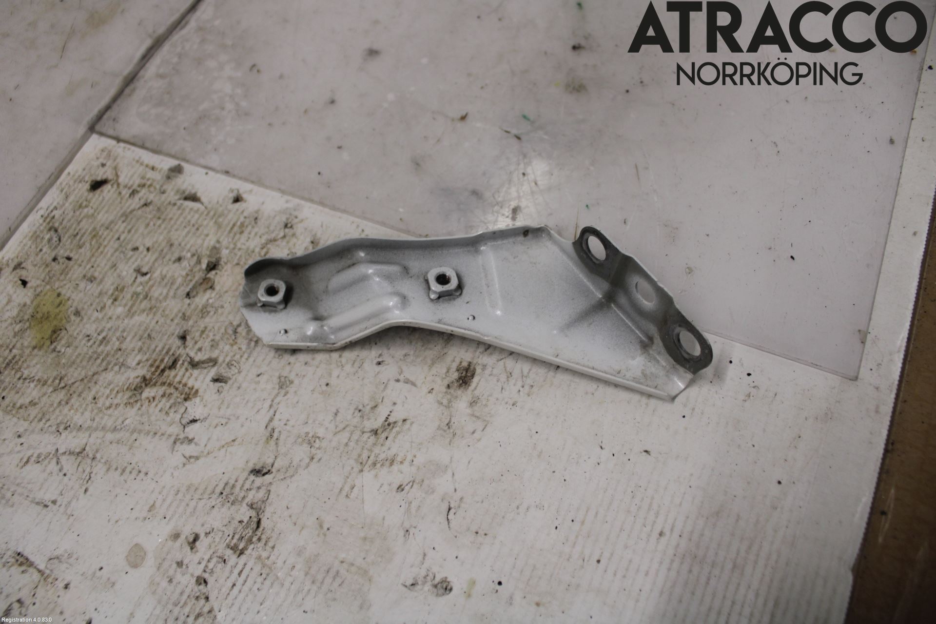 Lexus IS 250/350 14-20 Frontskjermfeste Venstre