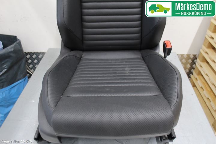 Volkswagen VW PASSAT 15-19 Innr Sete Foran Høyre