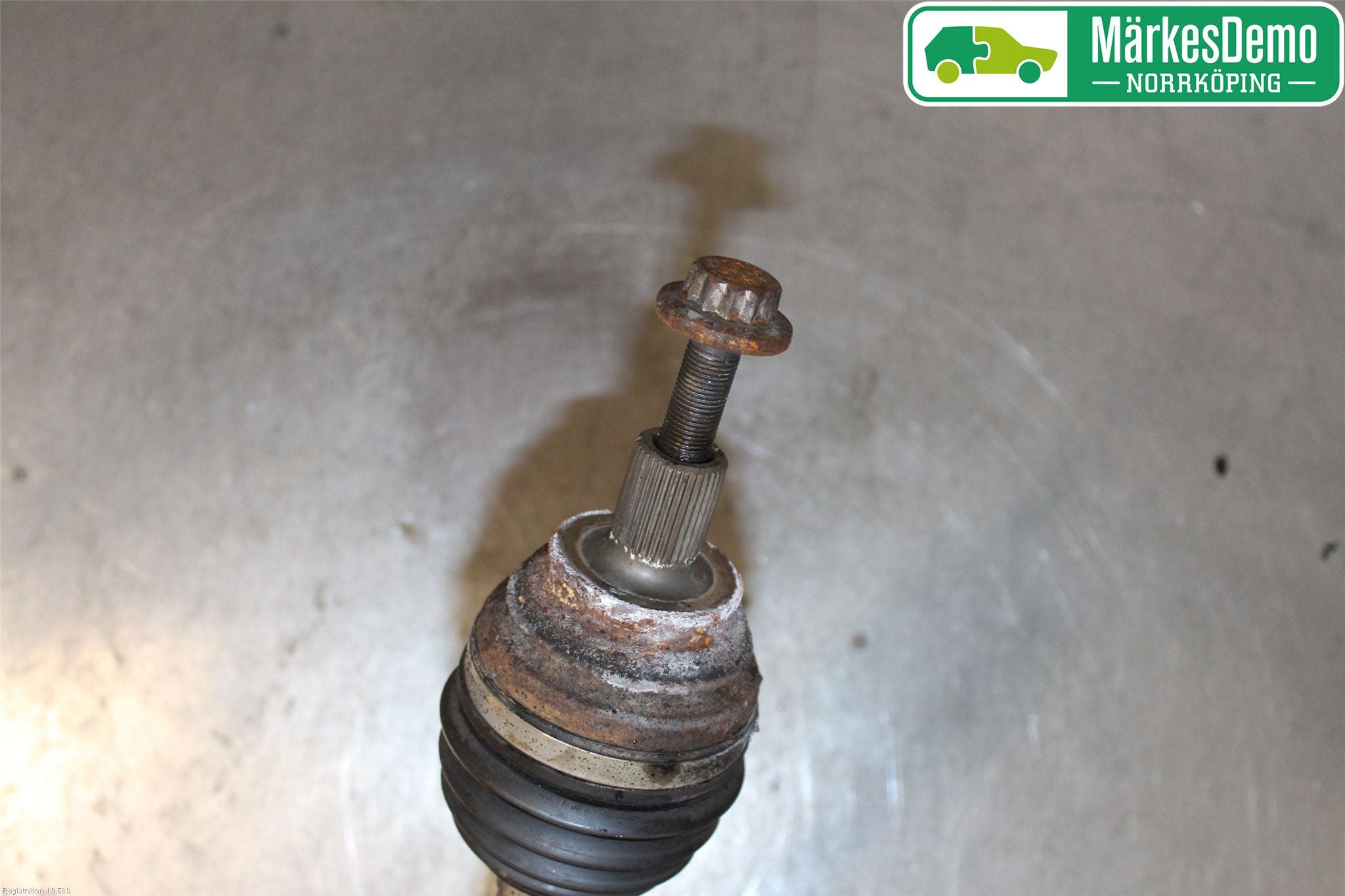 Volkswagen VW PASSAT 11-14 Drivaksel Foran Kompl Venstre