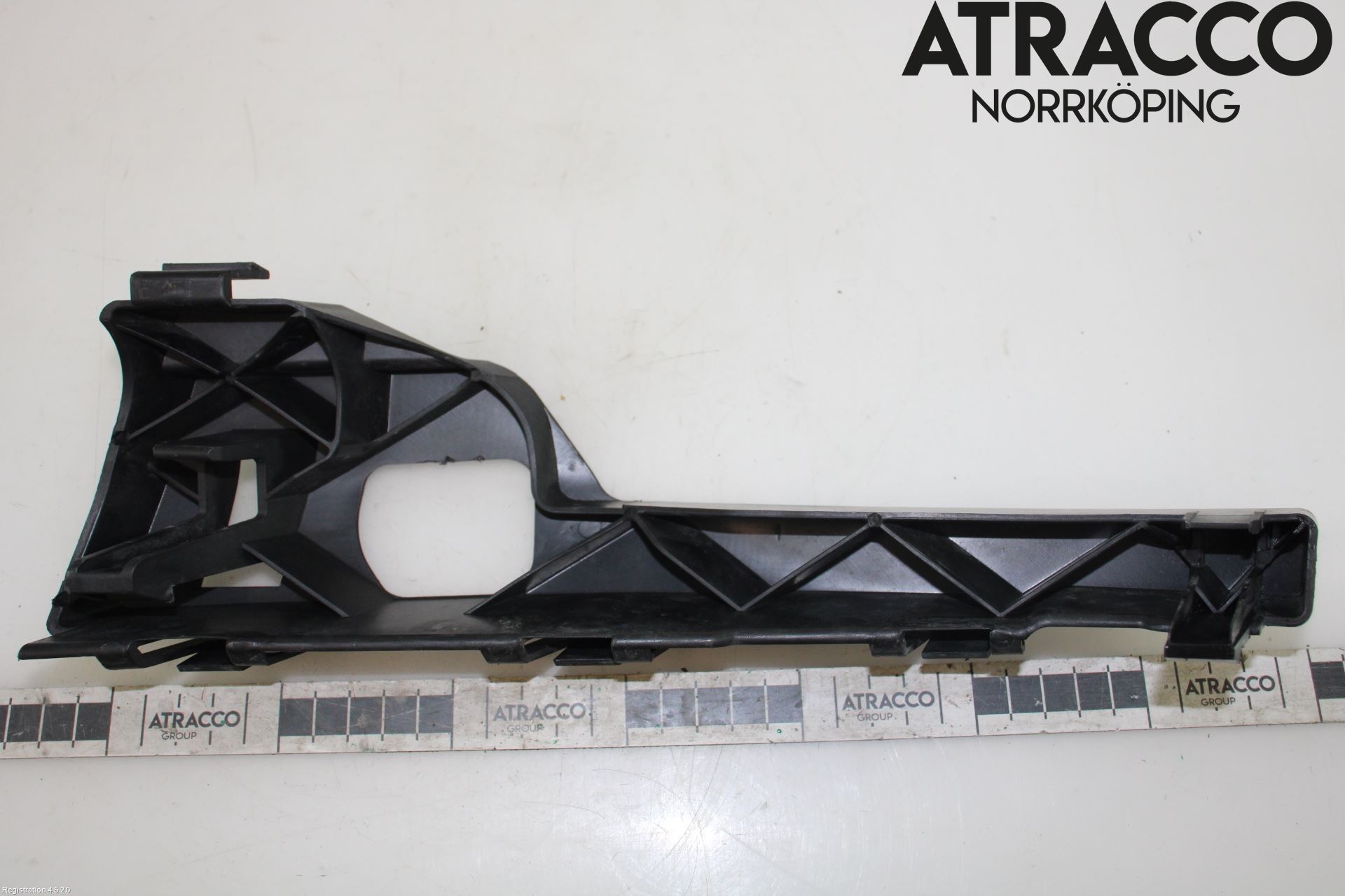 Ford FOCUS     04-07 Støtfangerfeste Foran Høyre