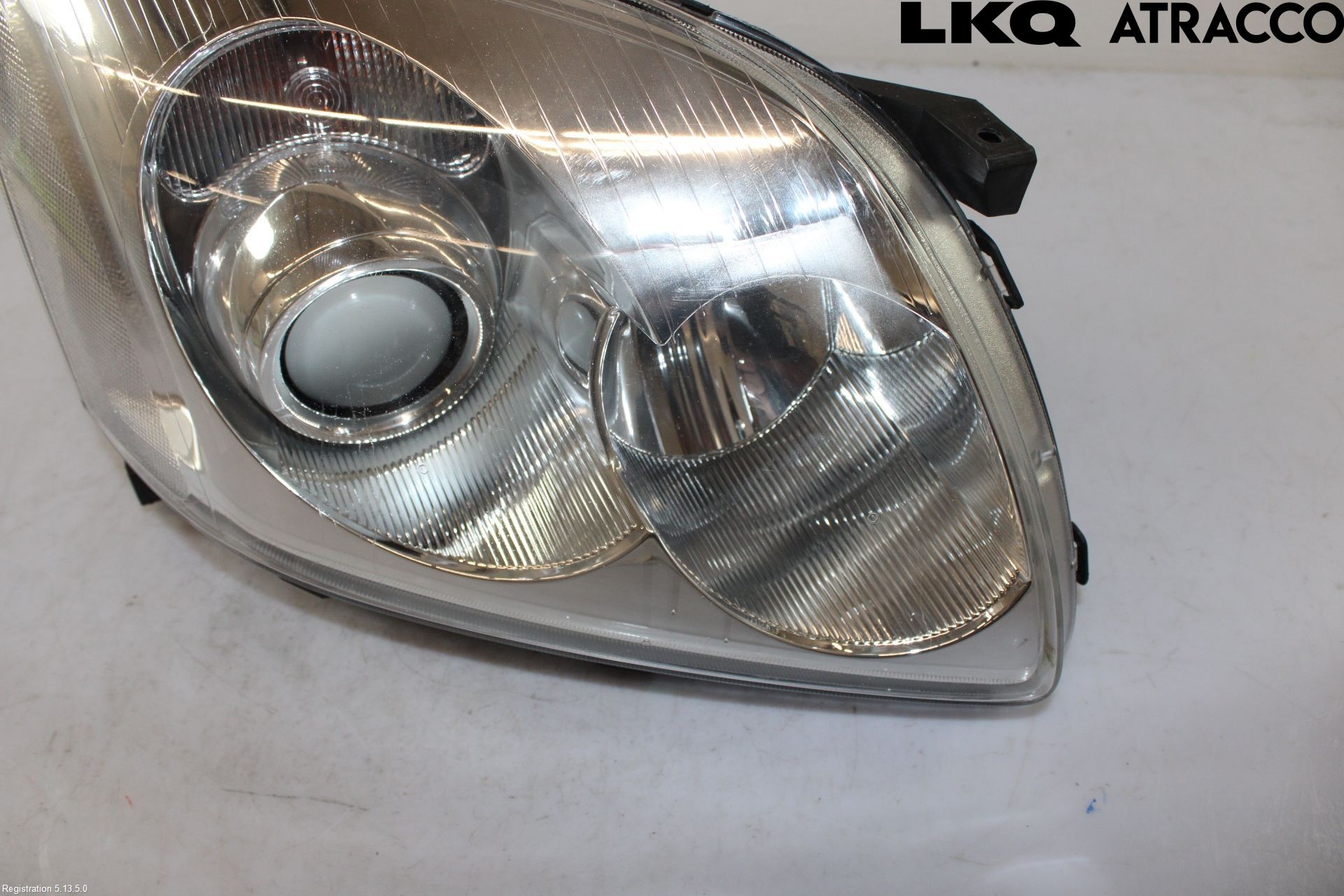Toyota AVENSIS 03-06 Frontlykt Høyre