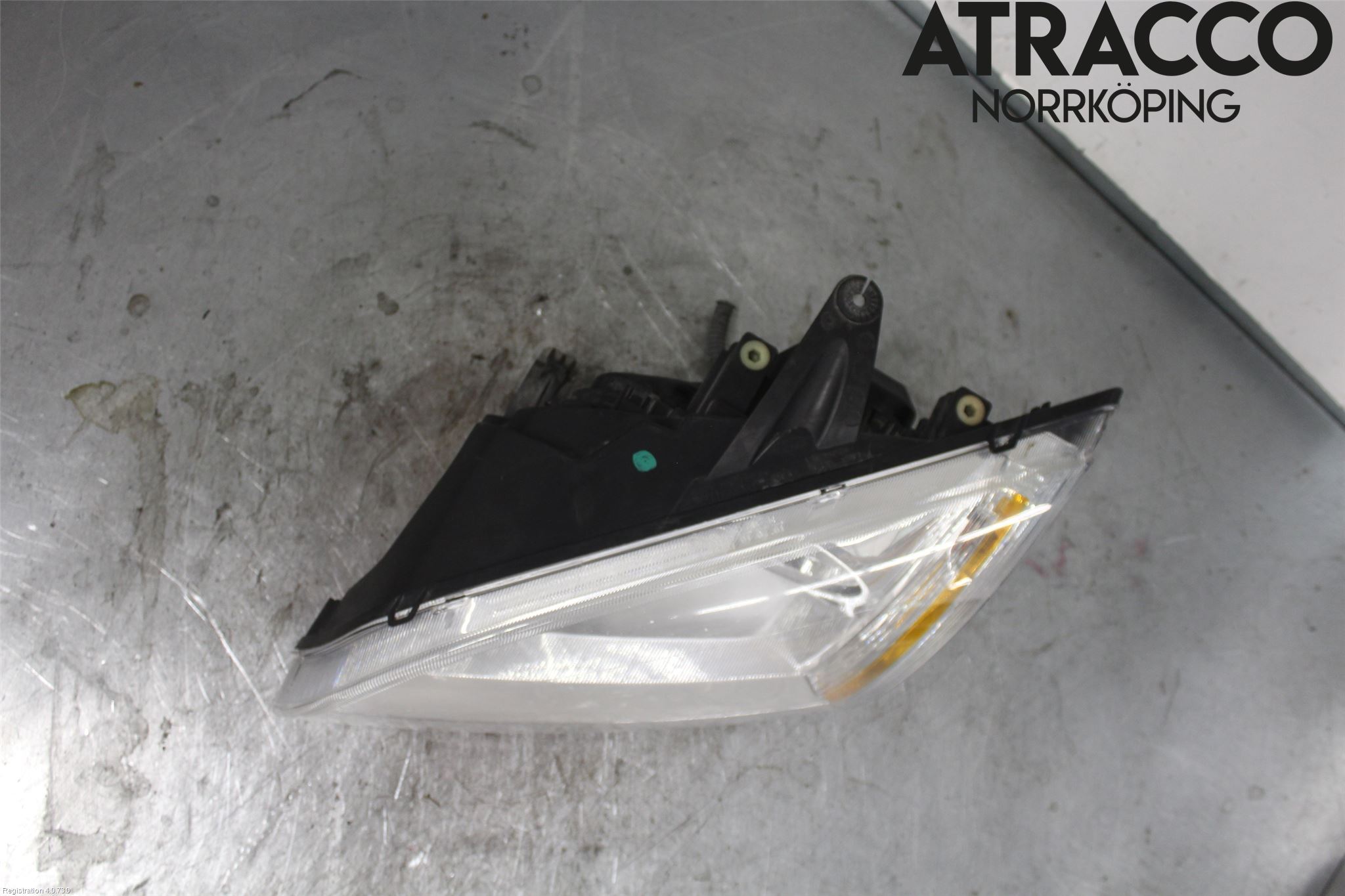 Ford FOCUS     04-07 Frontlykt Venstre