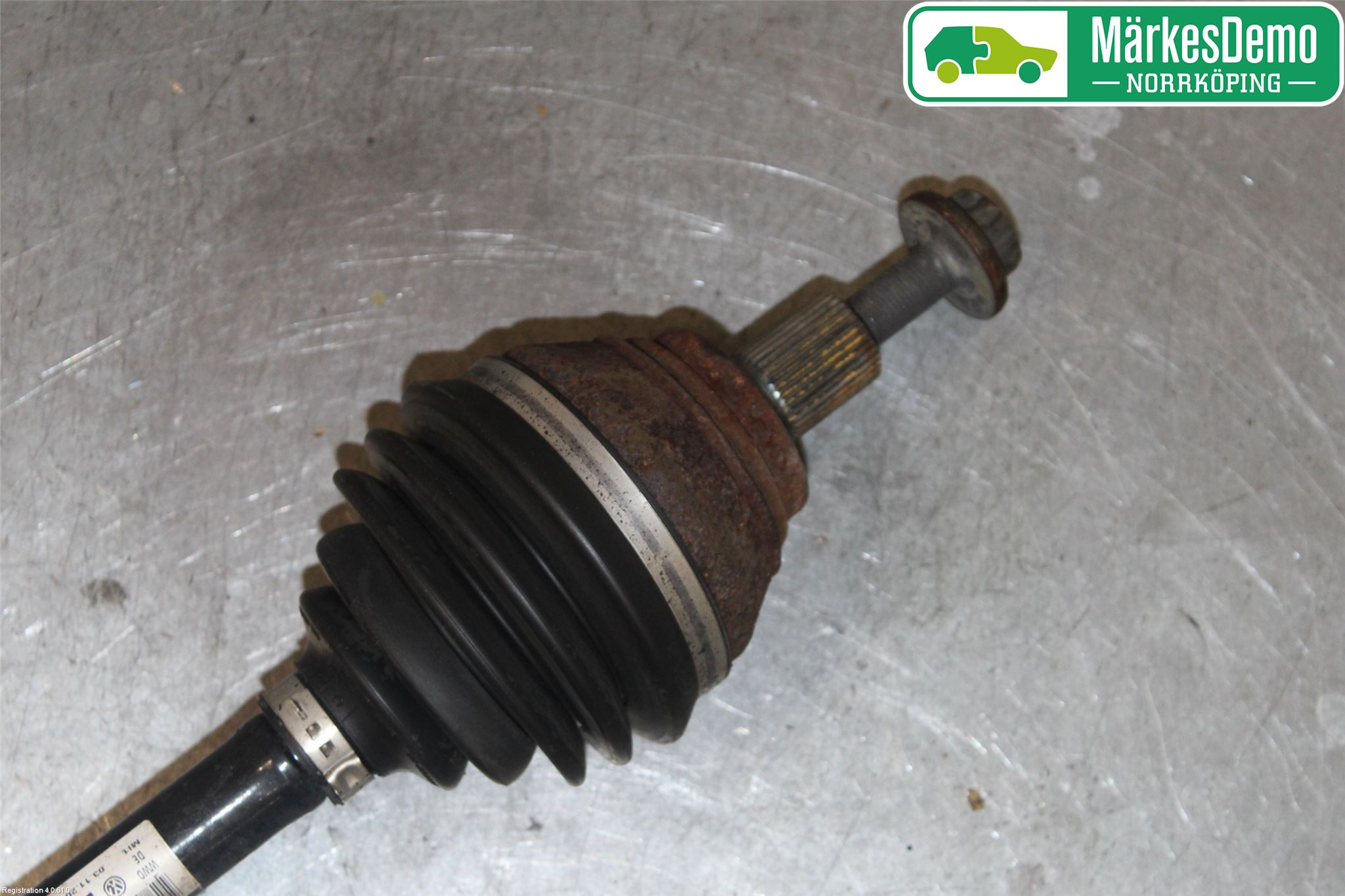 Volkswagen VW PASSAT 15-19 Drivaksel Foran Kompl Venstre