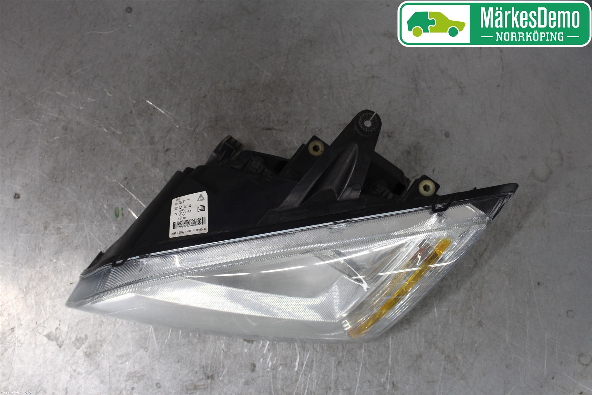 Ford FOCUS     04-07 Frontlykt Venstre
