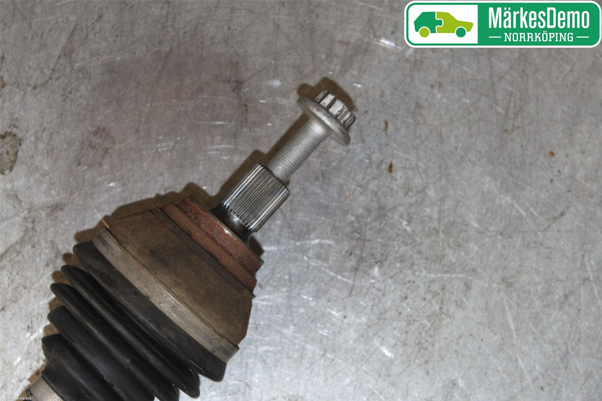Volkswagen VW PASSAT 15-19 Drivaksel Foran Kompl Venstre