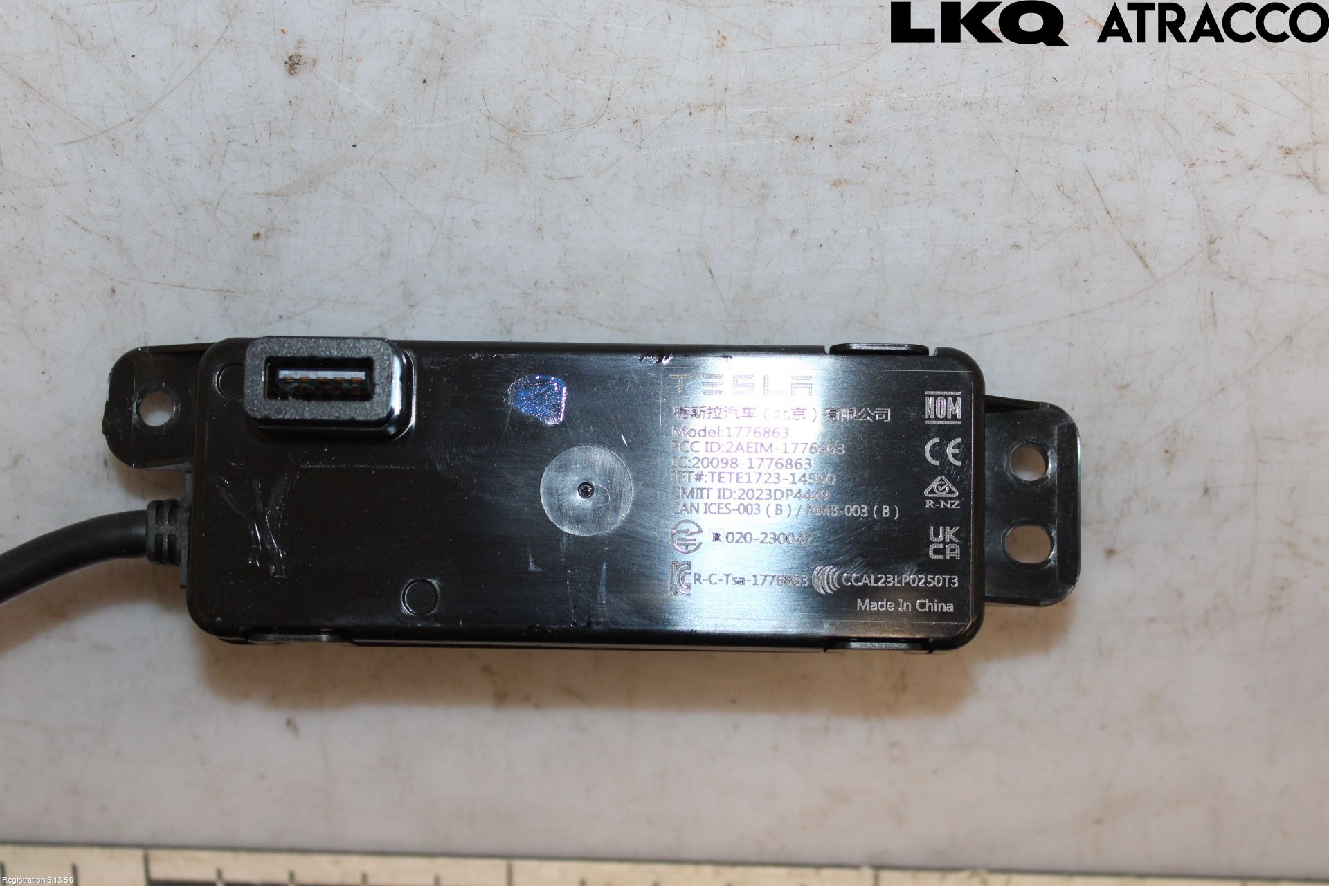 Tesla MODEL 3 17- Usb Connection