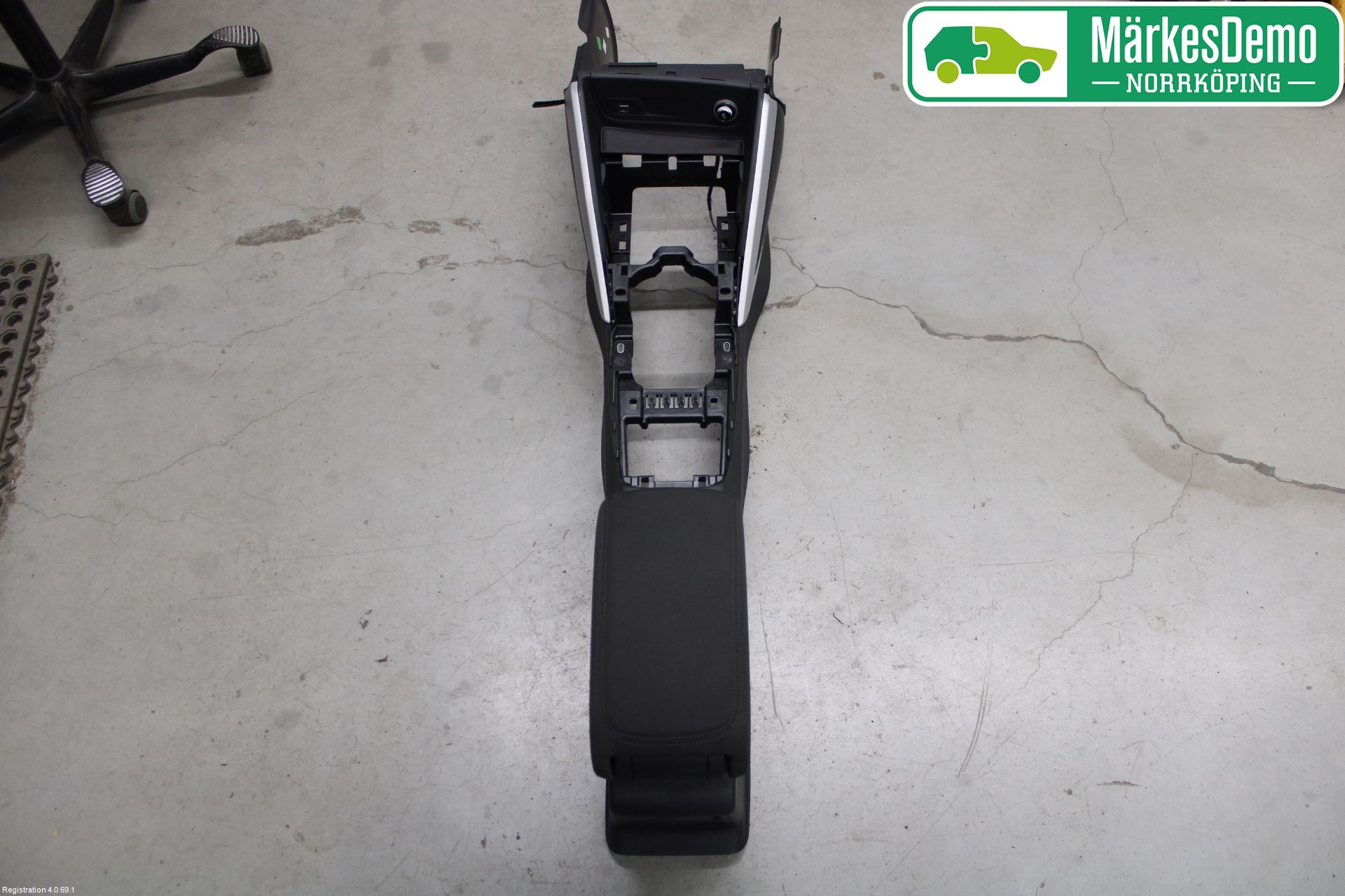 Audi Q2/SQ2 17- Instrumentkonsoll Midt