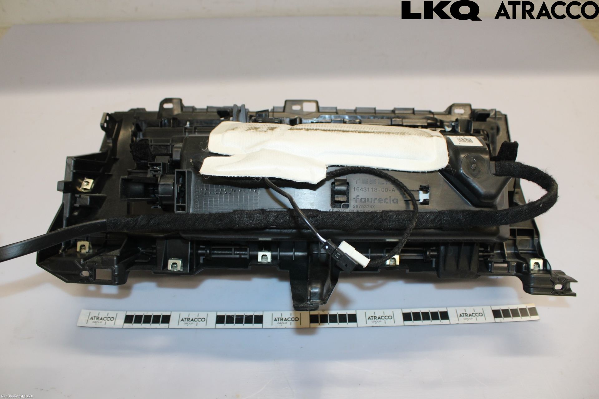 Tesla MODEL Y 21- Innr Hanskerom