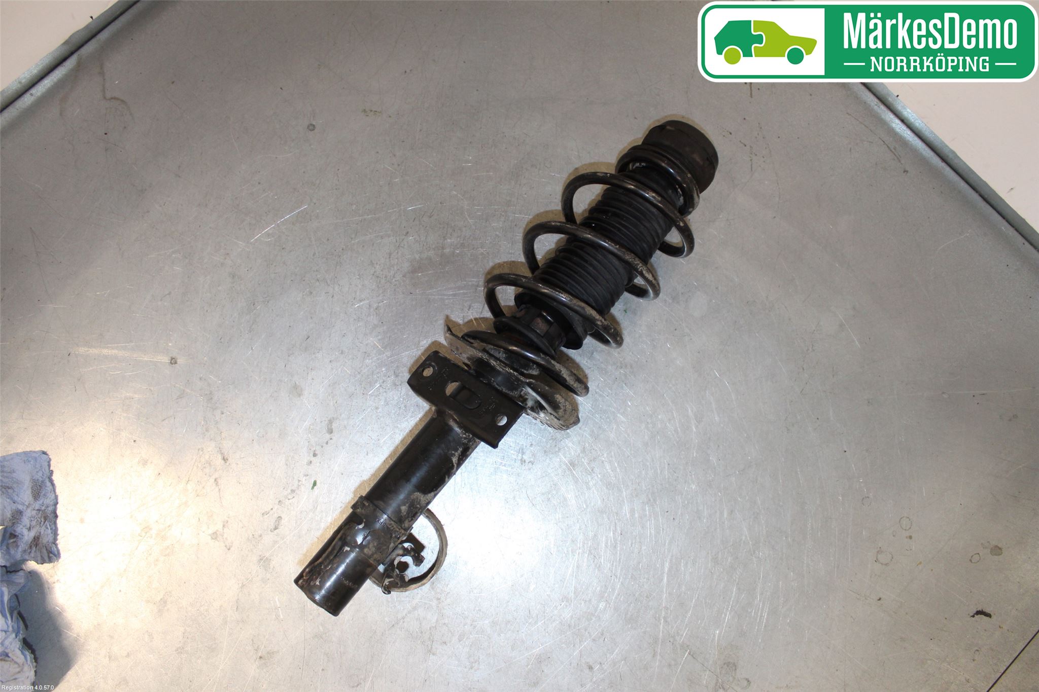 Volkswagen VW POLO 10-17 Fjærbein Foran Høyre