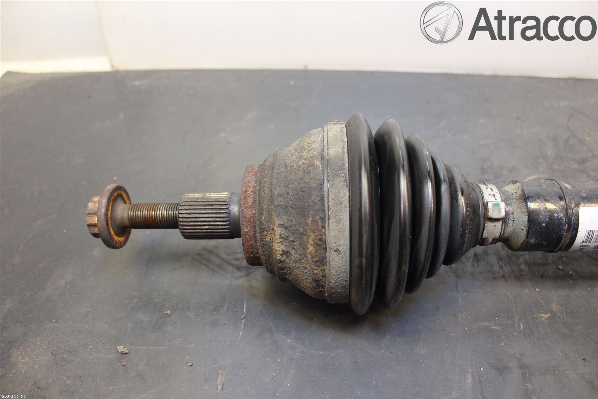 Volkswagen VW PASSAT 11-14 Drivaksel Foran Kompl Venstre