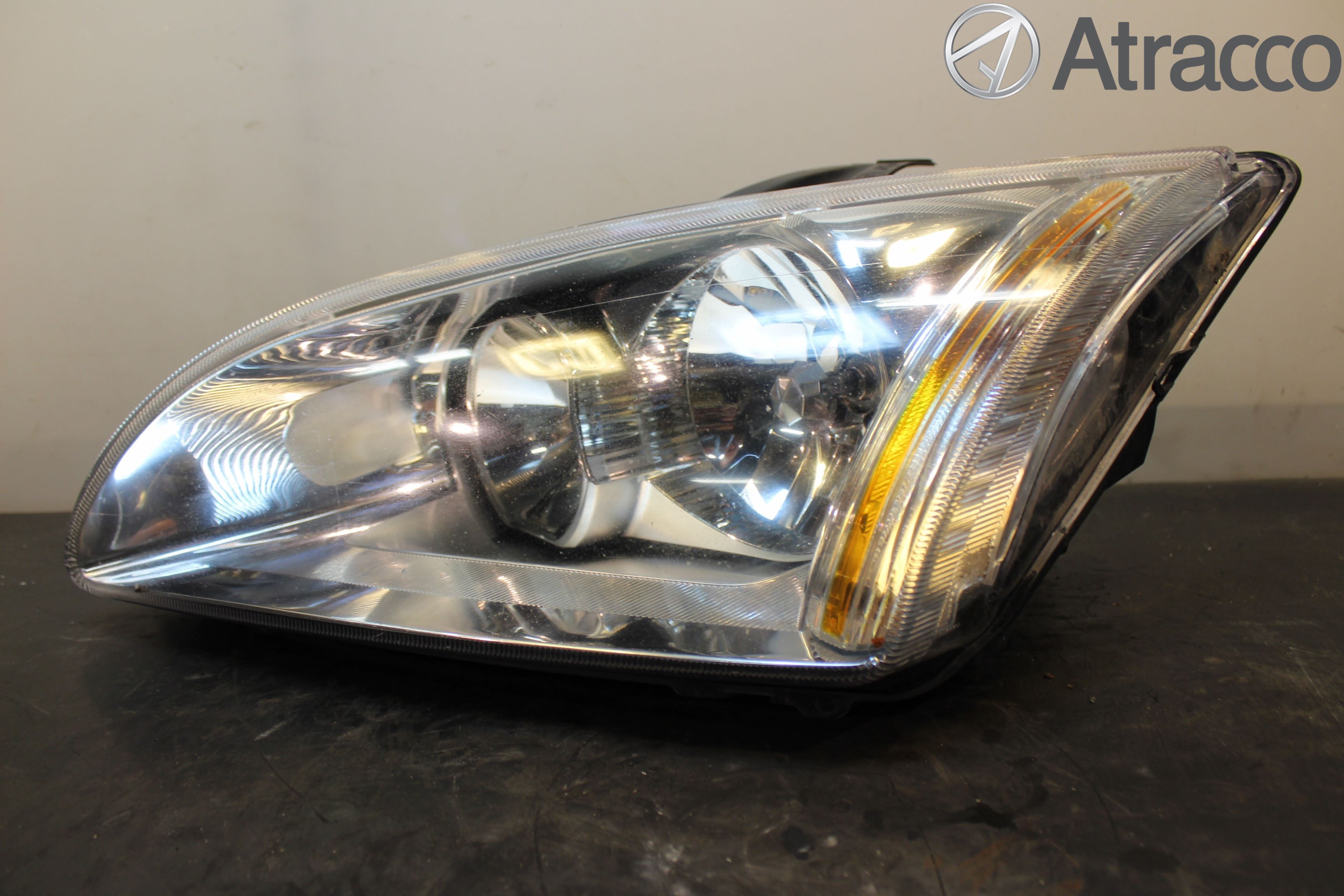 Ford FOCUS     04-07 Frontlykt Venstre