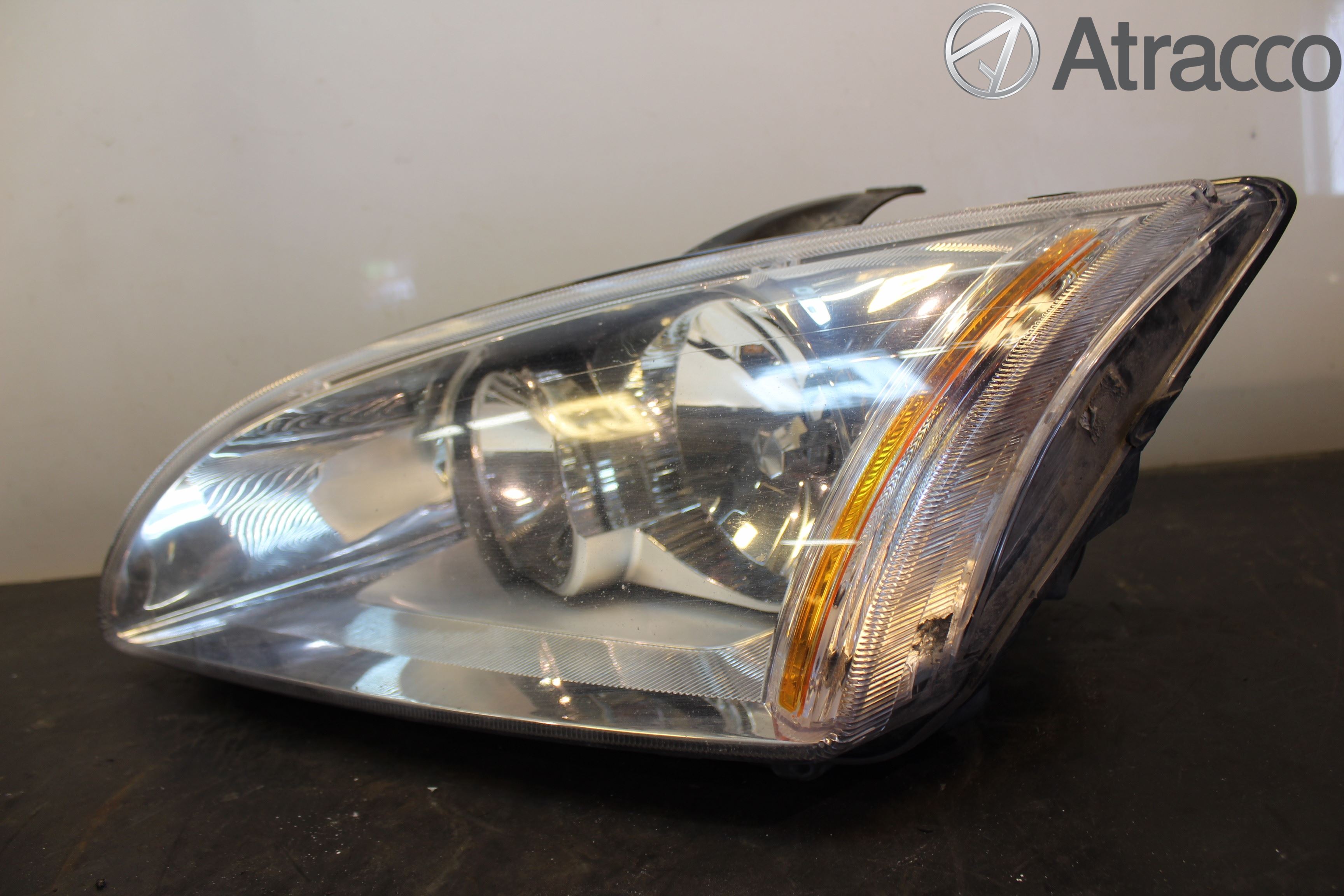 Ford FOCUS     04-07 Frontlykt Venstre