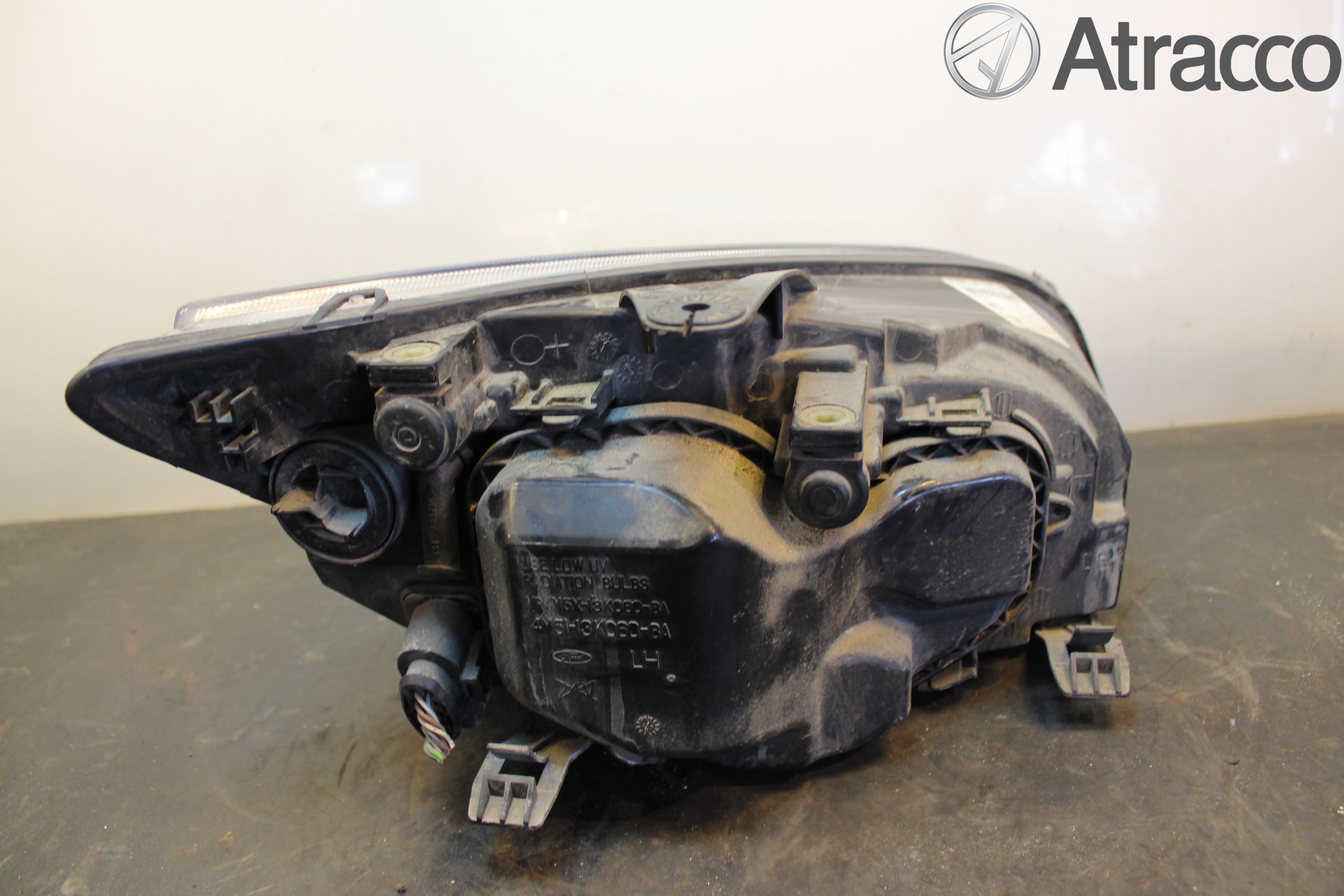 Ford FOCUS     04-07 Frontlykt Venstre