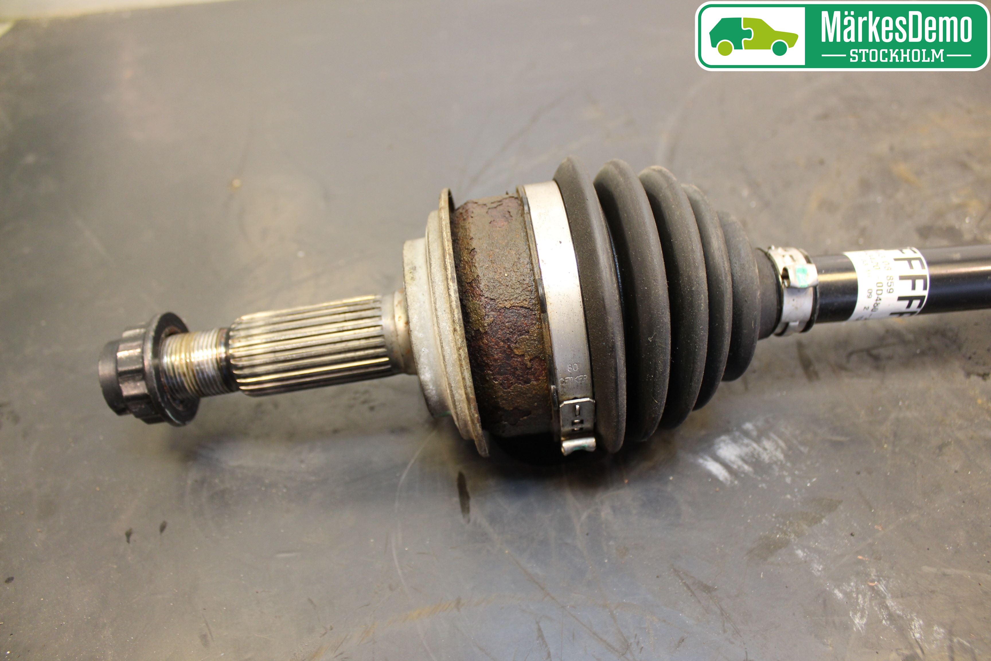 Toyota YARIS XP130 12-14 Drivaksel Foran Kompl Venstre